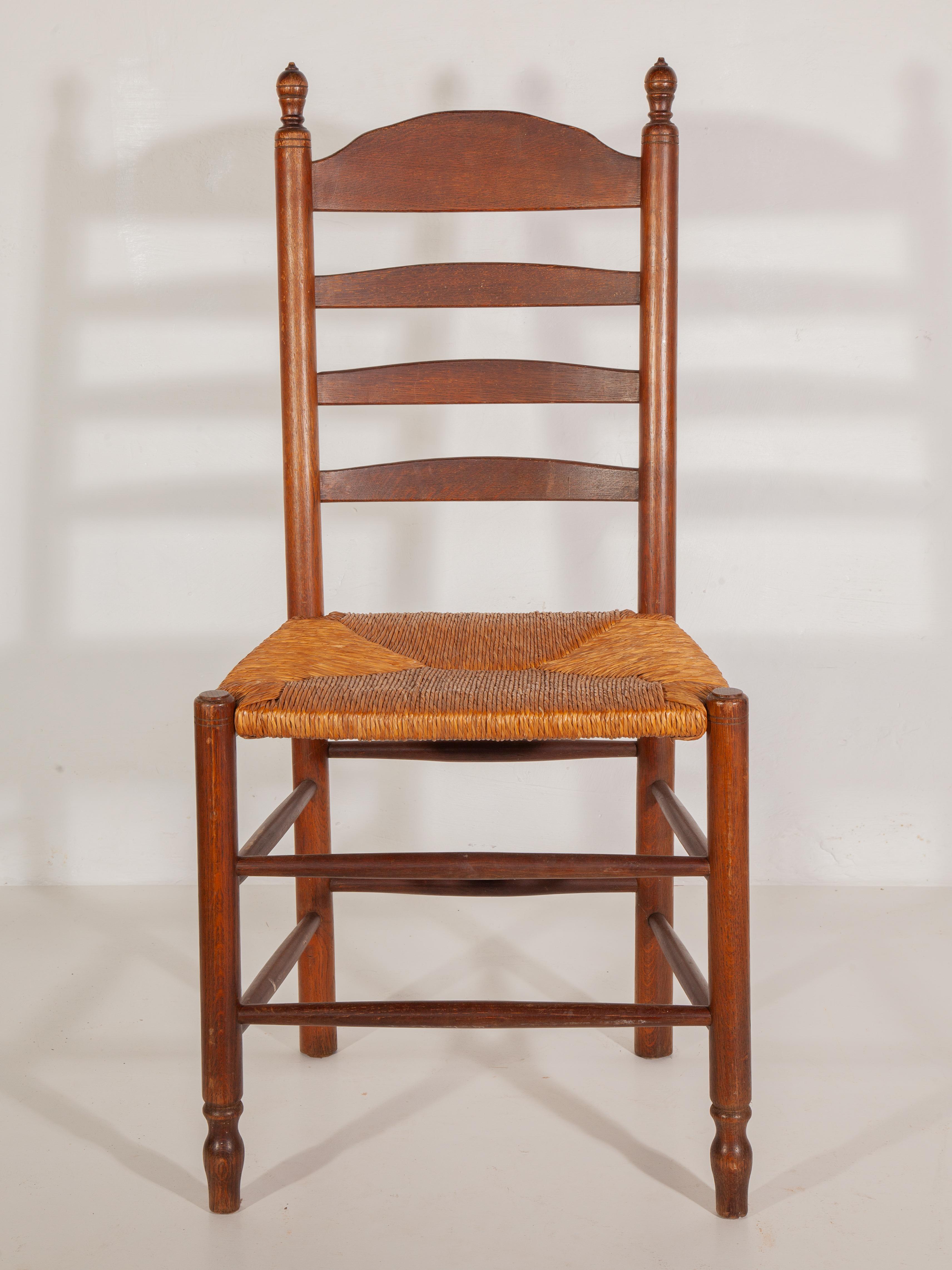 Belga Set di quattro sedie da pranzo con schienale a scaletta in Oak e giunco in stile country fiammingo, anni '50 in vendita