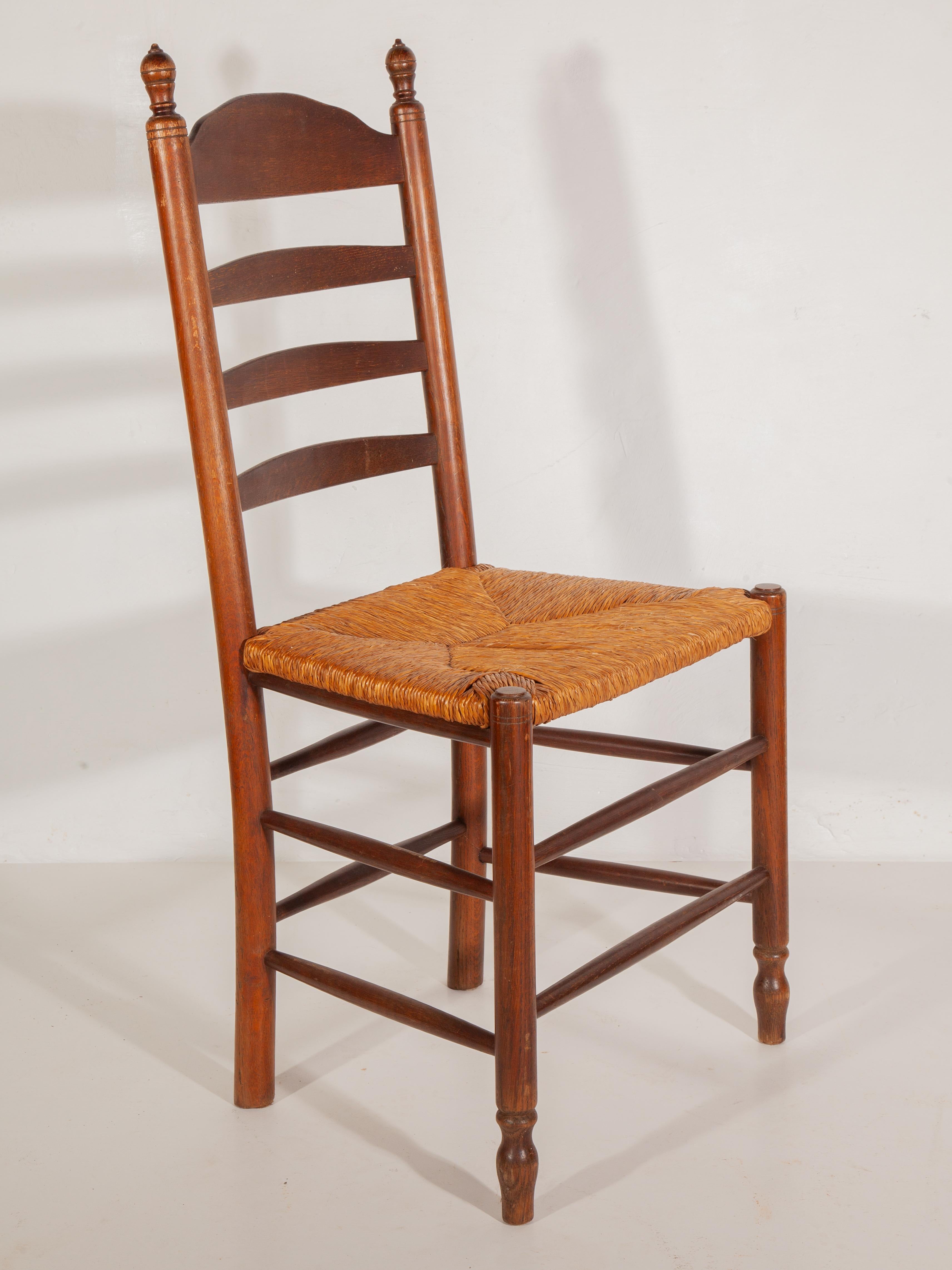 Fatto a mano Set di quattro sedie da pranzo con schienale a scaletta in Oak e giunco in stile country fiammingo, anni '50 in vendita