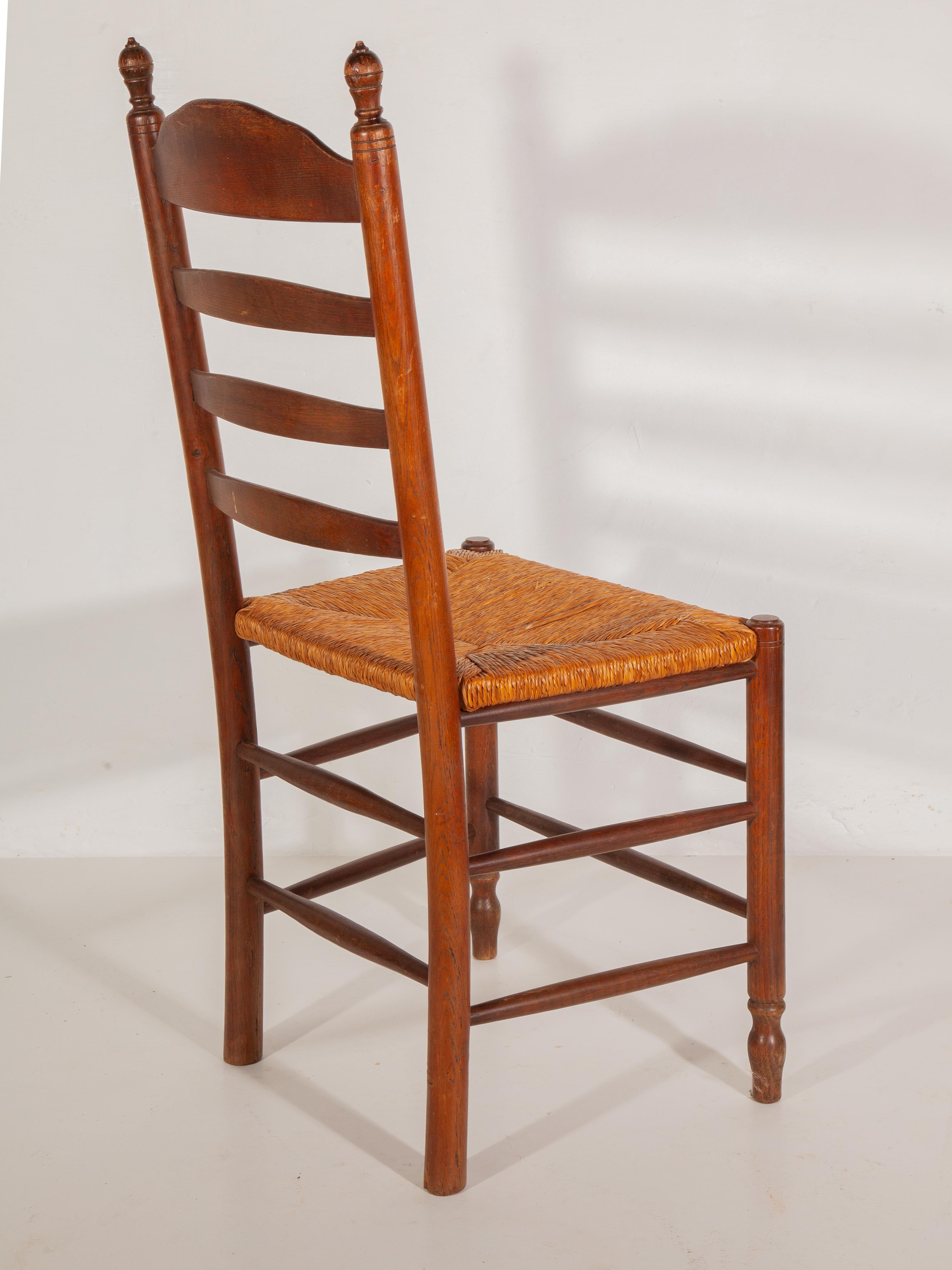 Set di quattro sedie da pranzo con schienale a scaletta in Oak e giunco in stile country fiammingo, anni '50 In condizioni buone in vendita a Antwerp, BE