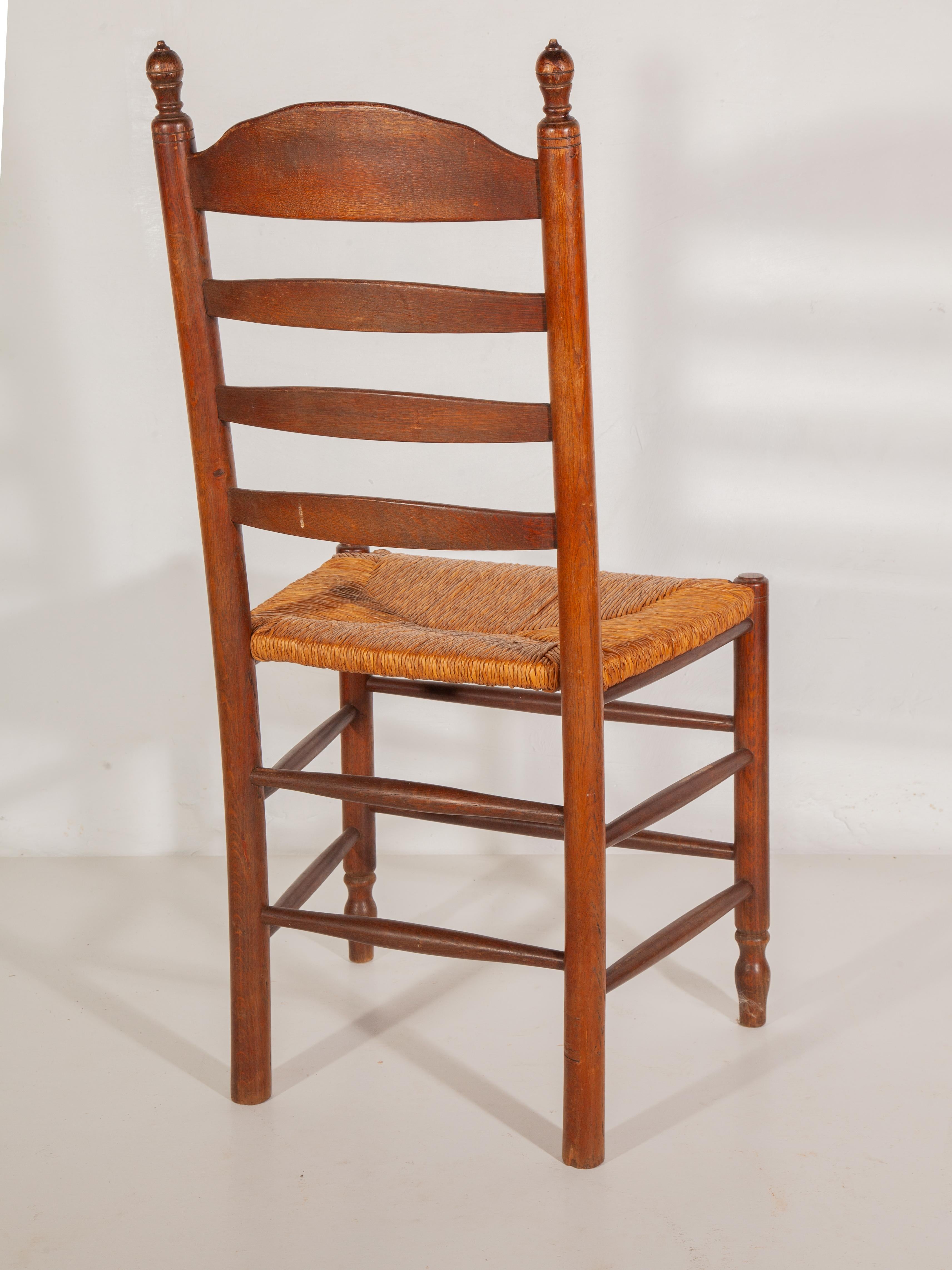 Metà XX secolo Set di quattro sedie da pranzo con schienale a scaletta in Oak e giunco in stile country fiammingo, anni '50 in vendita