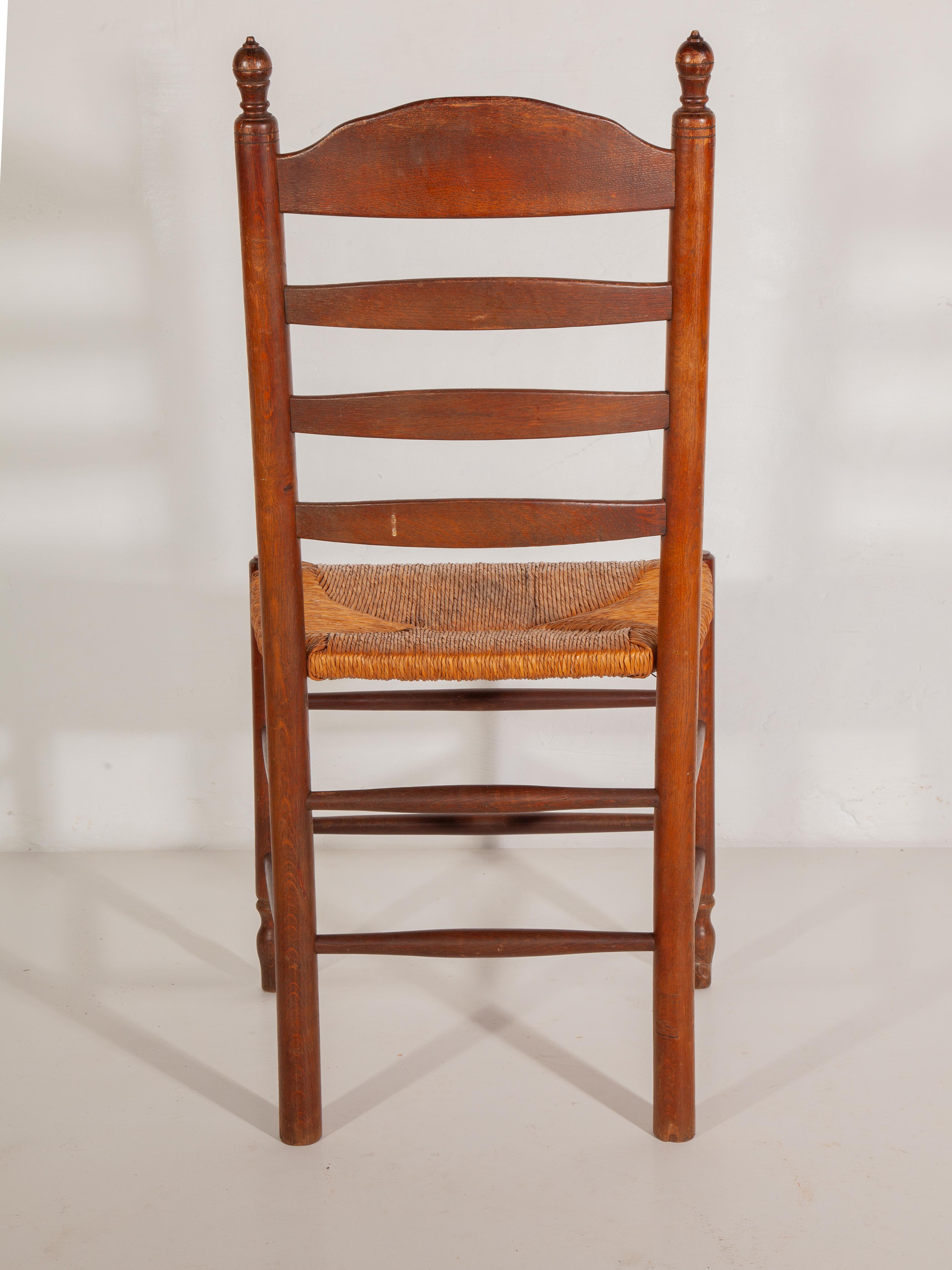 Giunco Set di quattro sedie da pranzo con schienale a scaletta in Oak e giunco in stile country fiammingo, anni '50 in vendita