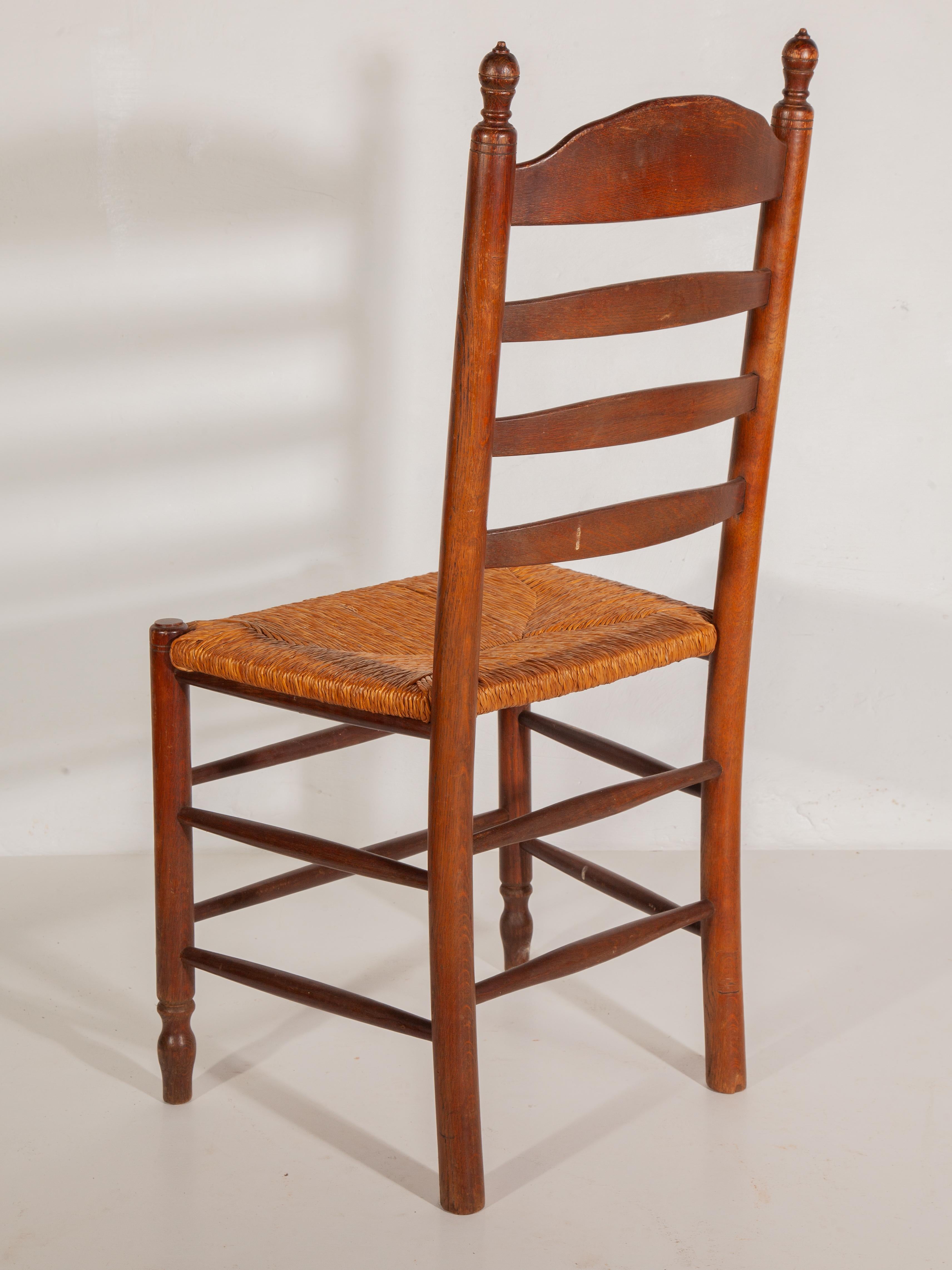 Set di quattro sedie da pranzo con schienale a scaletta in Oak e giunco in stile country fiammingo, anni '50 in vendita 1