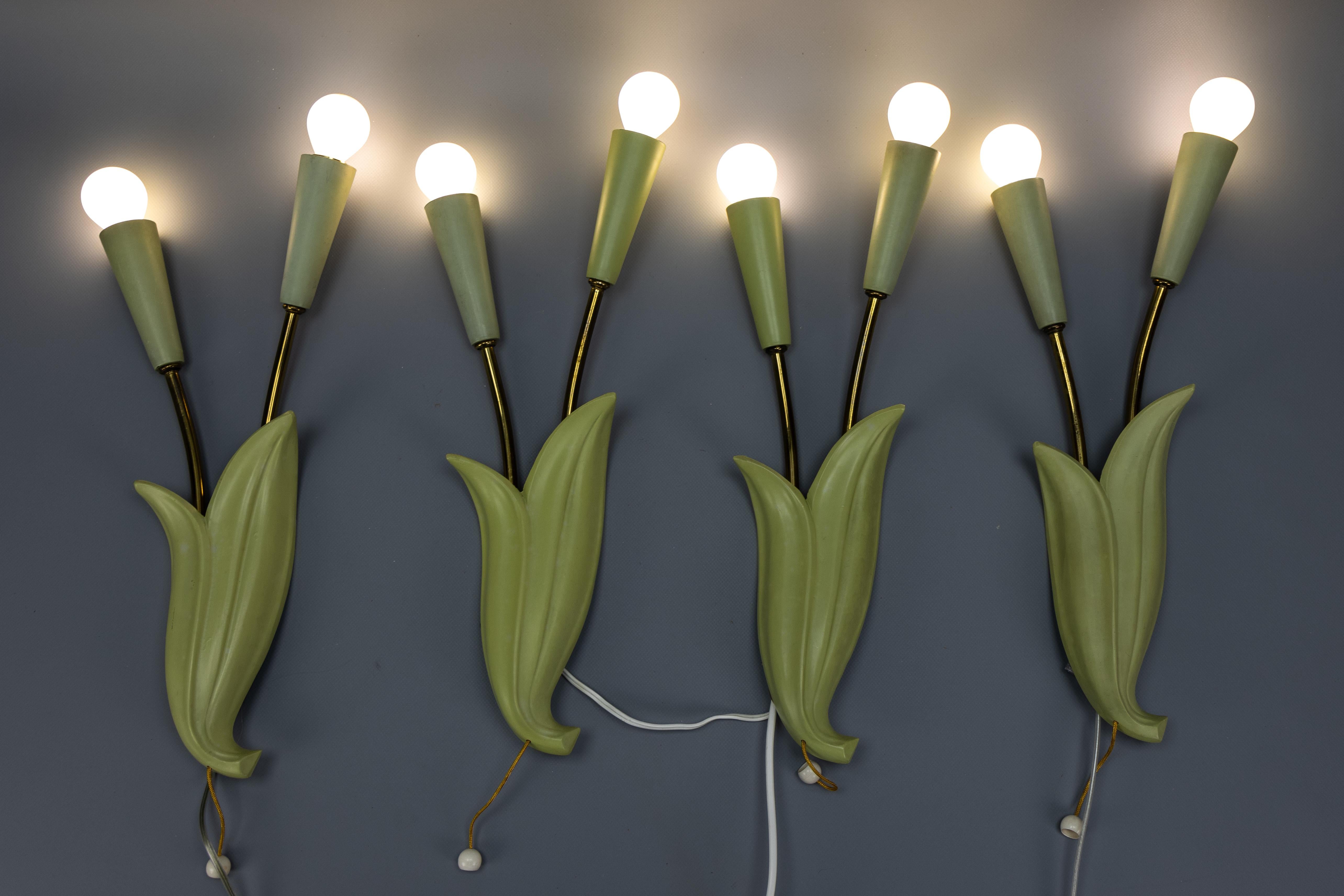 Allemand Ensemble de quatre appliques à deux lumières en forme de fleurs, vert pastel, Ott-Leuchten, 1950 en vente