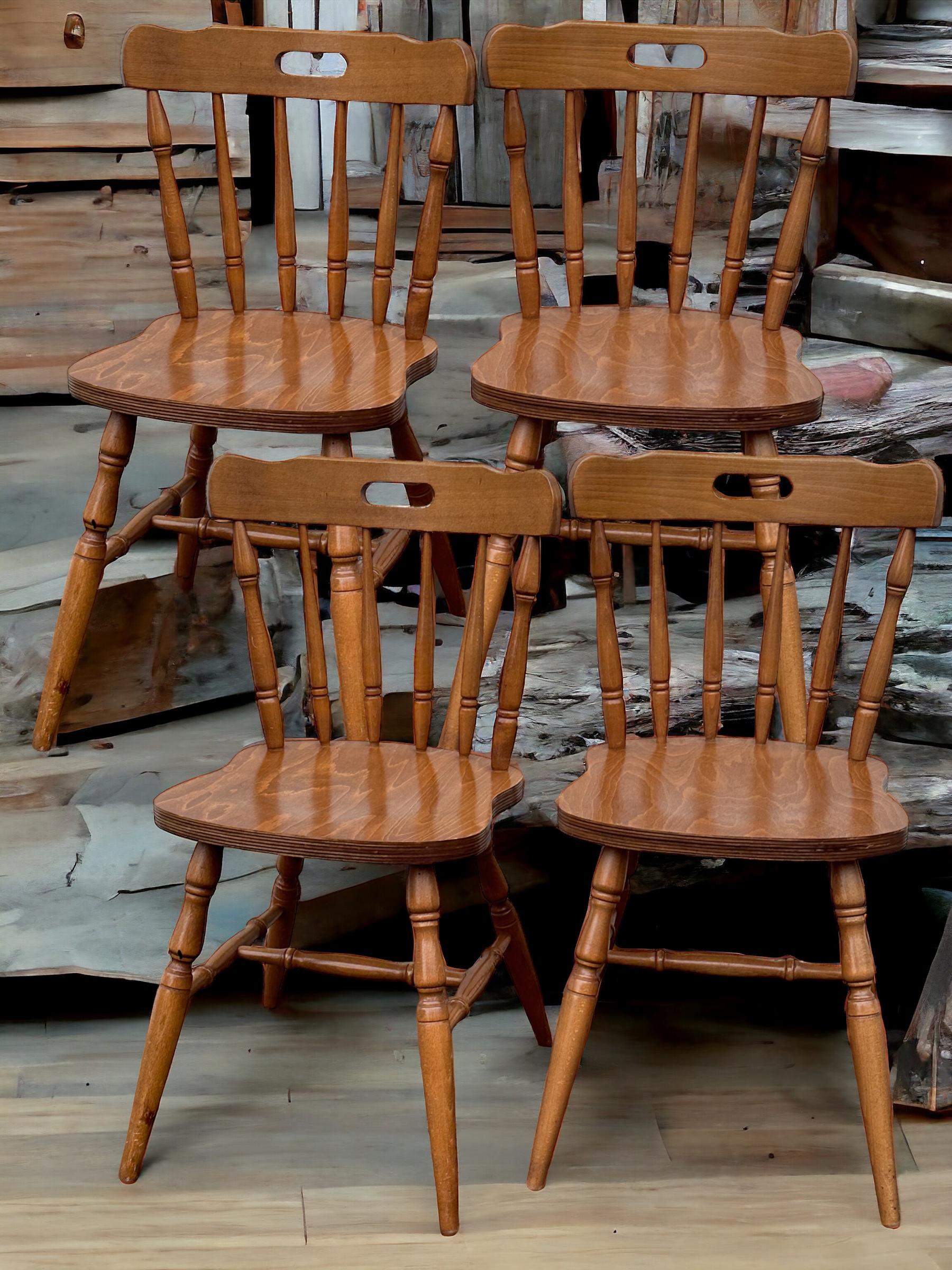 Ein Set bestehend aus 4 Stühlen aus einem Wirtshausrestaurant in Nürnberg Bayern. Diese Stühle wurden jahrelang im Speisesaal des Restaurants verwendet. Jeder Hocker ist in sehr gutem, gebrauchtem Zustand, die Rückenlehnen und Beine sind fest und
