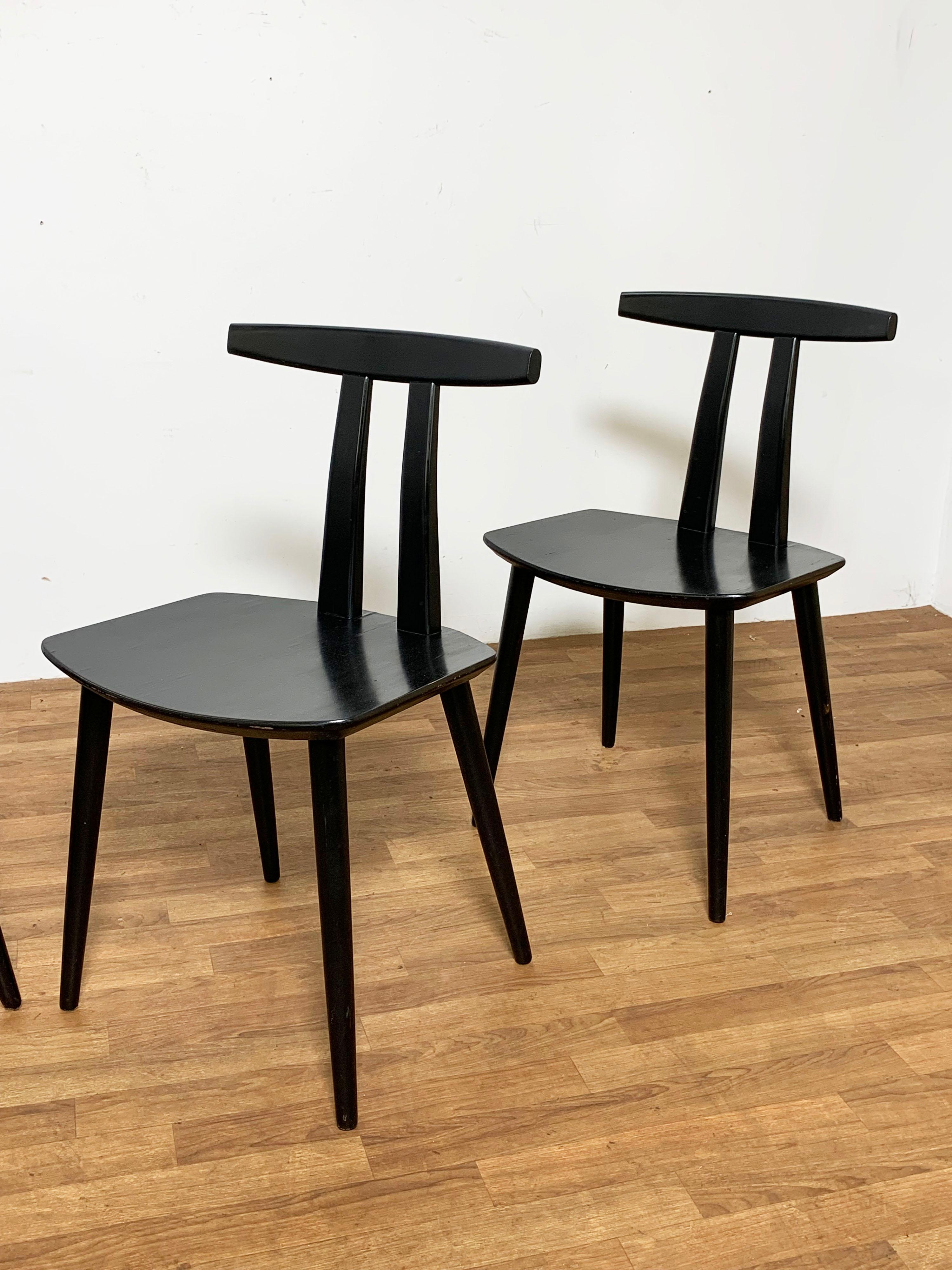 Scandinave moderne Folke Palsson lot de quatre chaises de salle à manger danoises « Pi » laquées pour FDB Mobler en vente