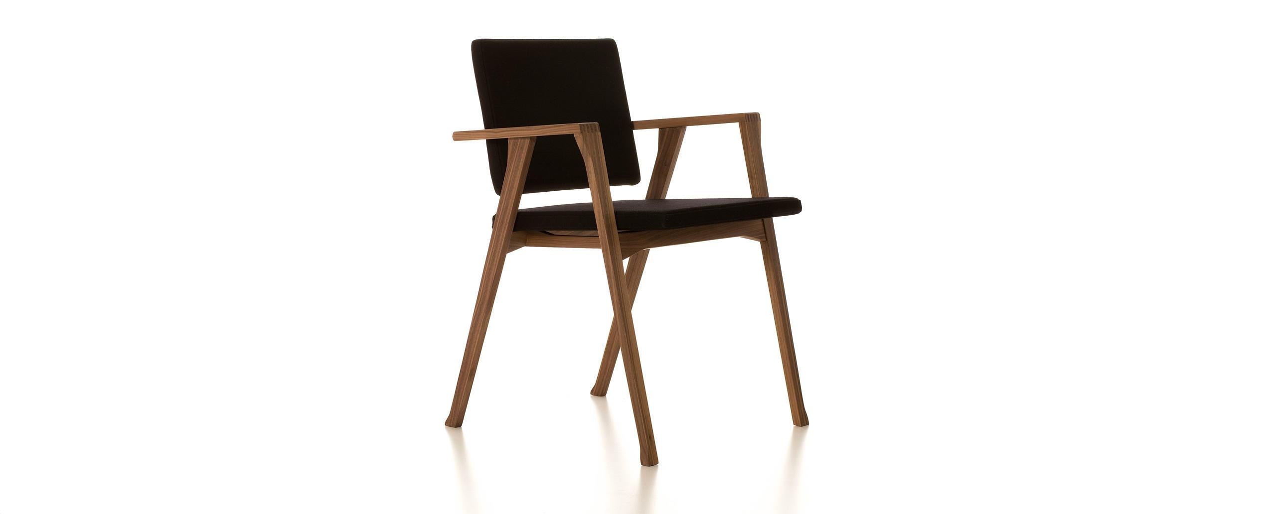 Chaise conçue par Franco Albini en 1953. Relancé en 2013.
Fabriqué par Cassina en Italie.

Le petit fauteuil, baptisé Luisa, est le fruit d'un processus d'exploration de quinze ans, axé sur la création d'un archétype des éléments de base d'un