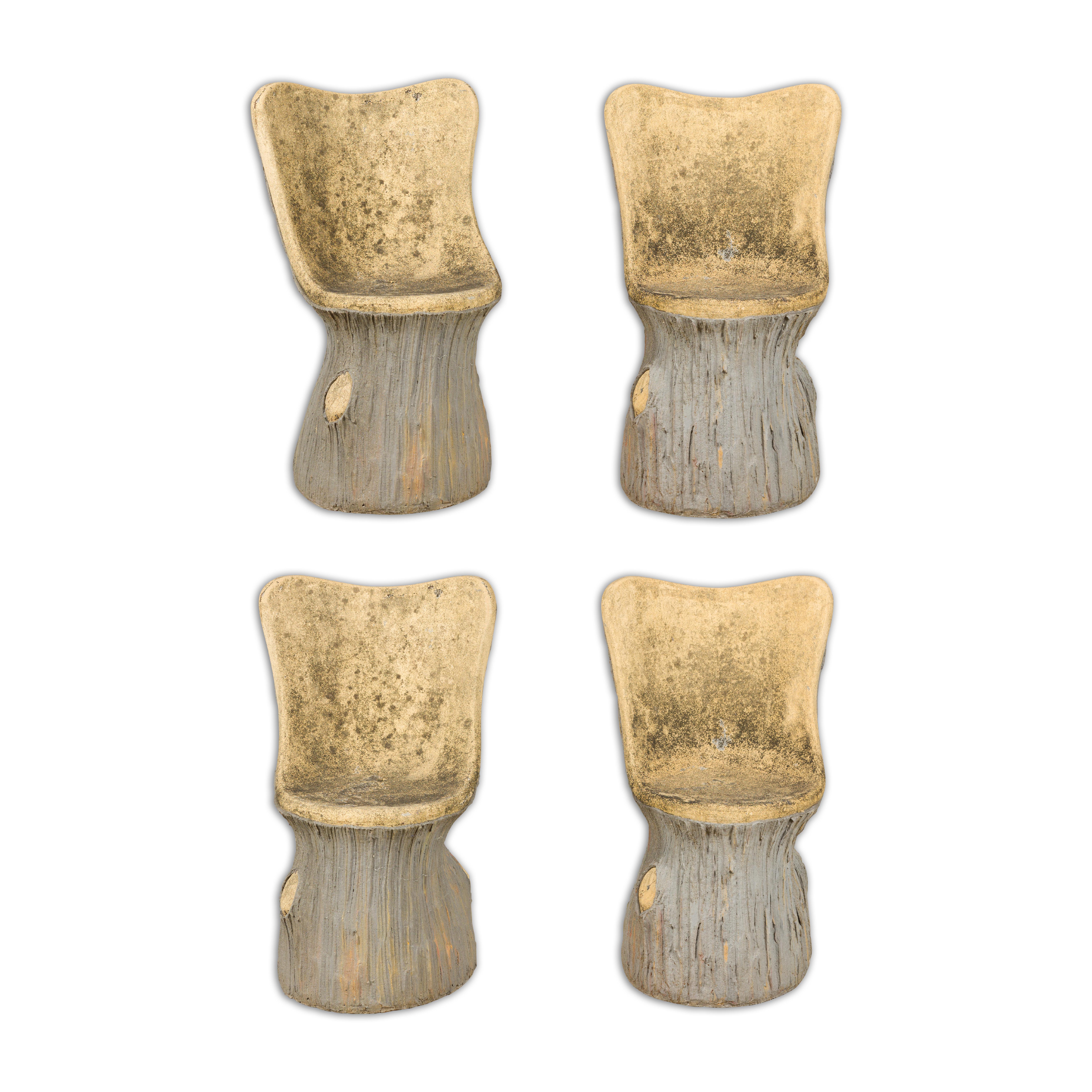 Juego de cuatro sillas de jardín francesas de imitación de madera de hacia 1930 con aspecto desgastado. Transforma tu espacio exterior con este encantador conjunto de cuatro sillas de jardín francesas de imitación de madera de los años 30.