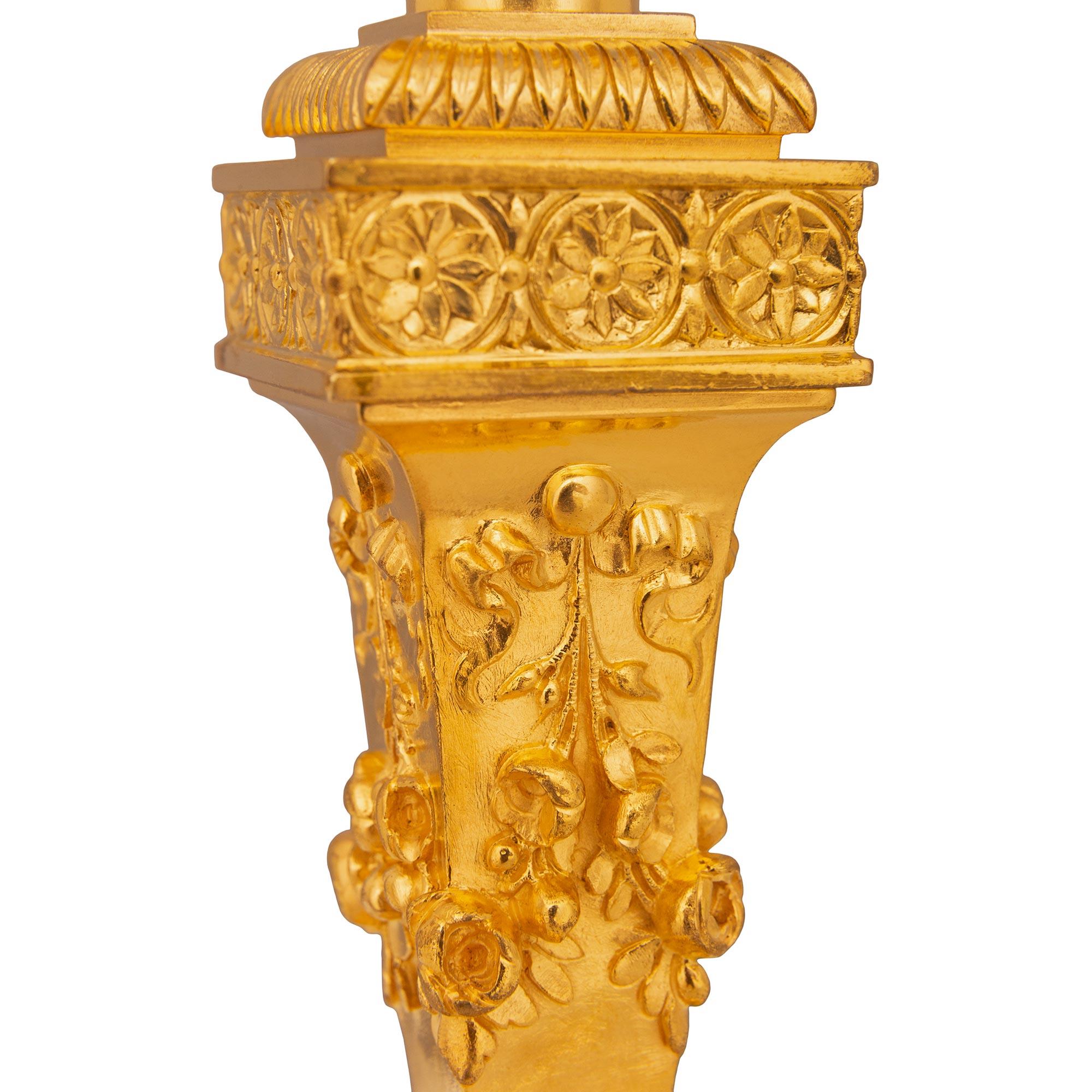 Un ensemble étonnant et finement détaillé de quatre chandeliers en bronze doré de style Louis XVI de la Belle Époque, signé F. Barbedienne. Chaque magnifique chandelier est posé sur sa base carrée signée, sous le support en forme de socle situé