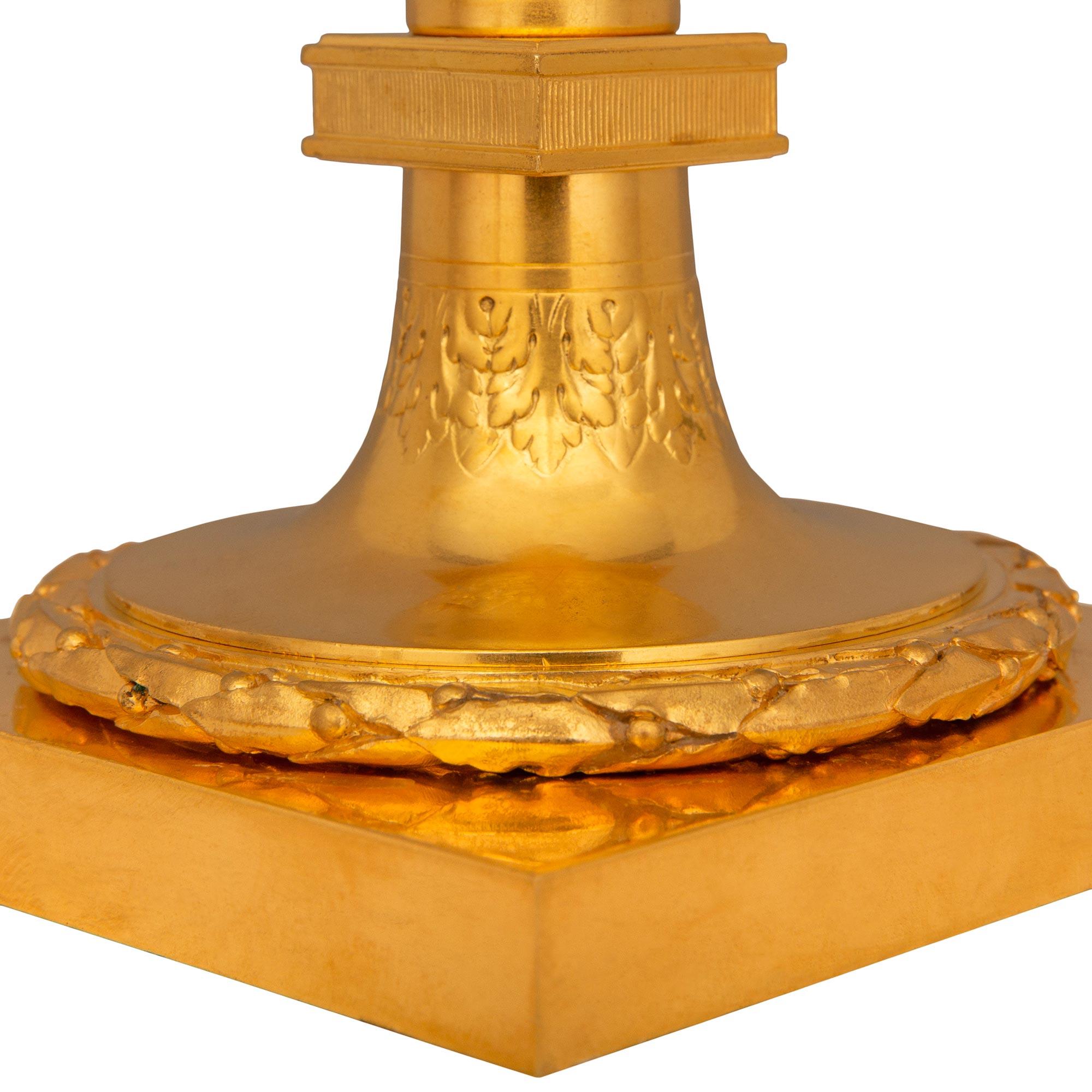 Set von vier französischen Goldbronze-Kerzenständern aus der Belle Epoque-Periode des 19. Jahrhunderts im Angebot 1