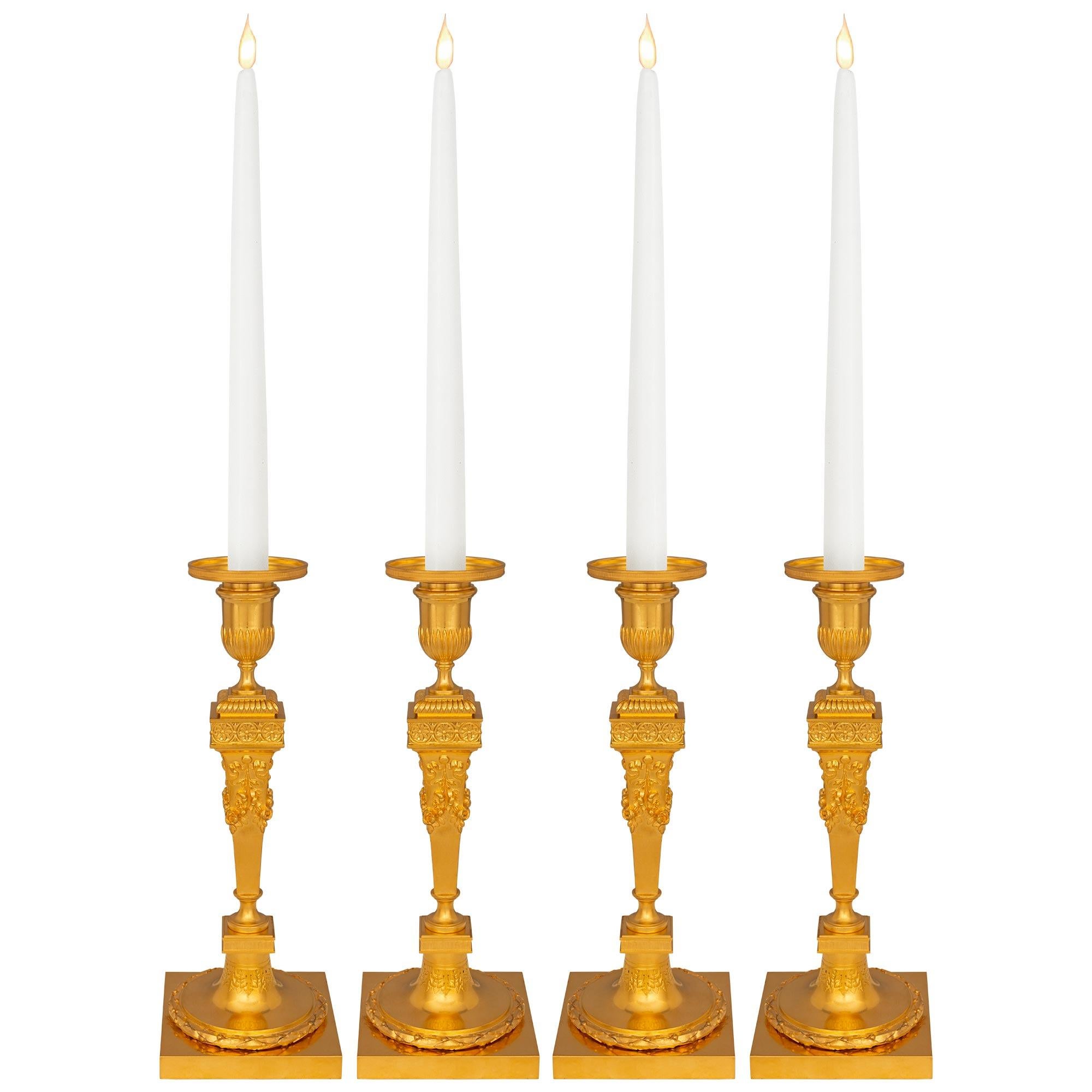 Set von vier französischen Goldbronze-Kerzenständern aus der Belle Epoque-Periode des 19. Jahrhunderts im Angebot 3