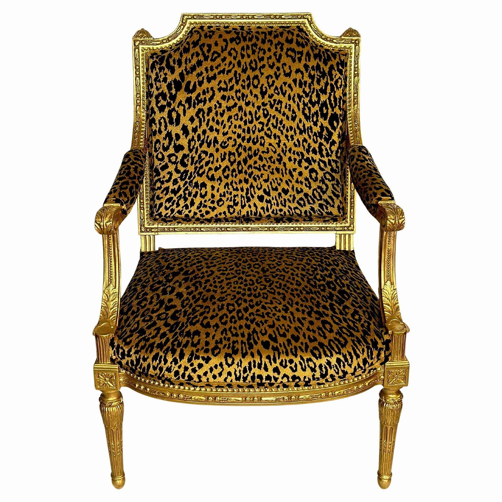 Un fantastico set di quattro poltrone Fateuil con tessuto a stampa ghepardo appena rivestito, realizzate in Francia nel XIX secolo, con un caratteristico stile Luigi XVI. Gli squisiti dettagli in legno dorato 22k si abbinano perfettamente alla