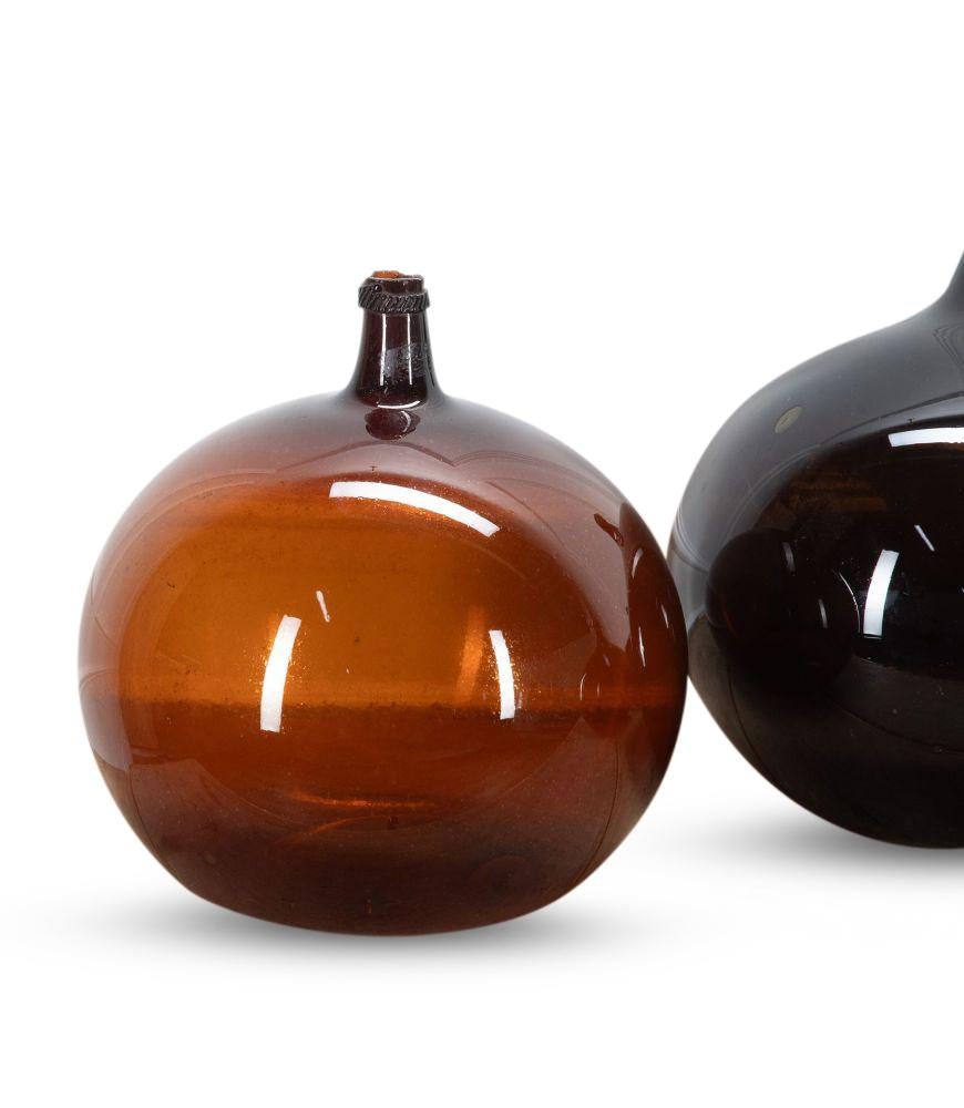 Un magnifique ensemble de quatre récipients à liqueur français du 19e siècle. 

Super nuances de brun avec une forme super bulbeuse. 

Historiquement, les sommets étaient coupés à l'aide d'une épée avant d'être consommés.