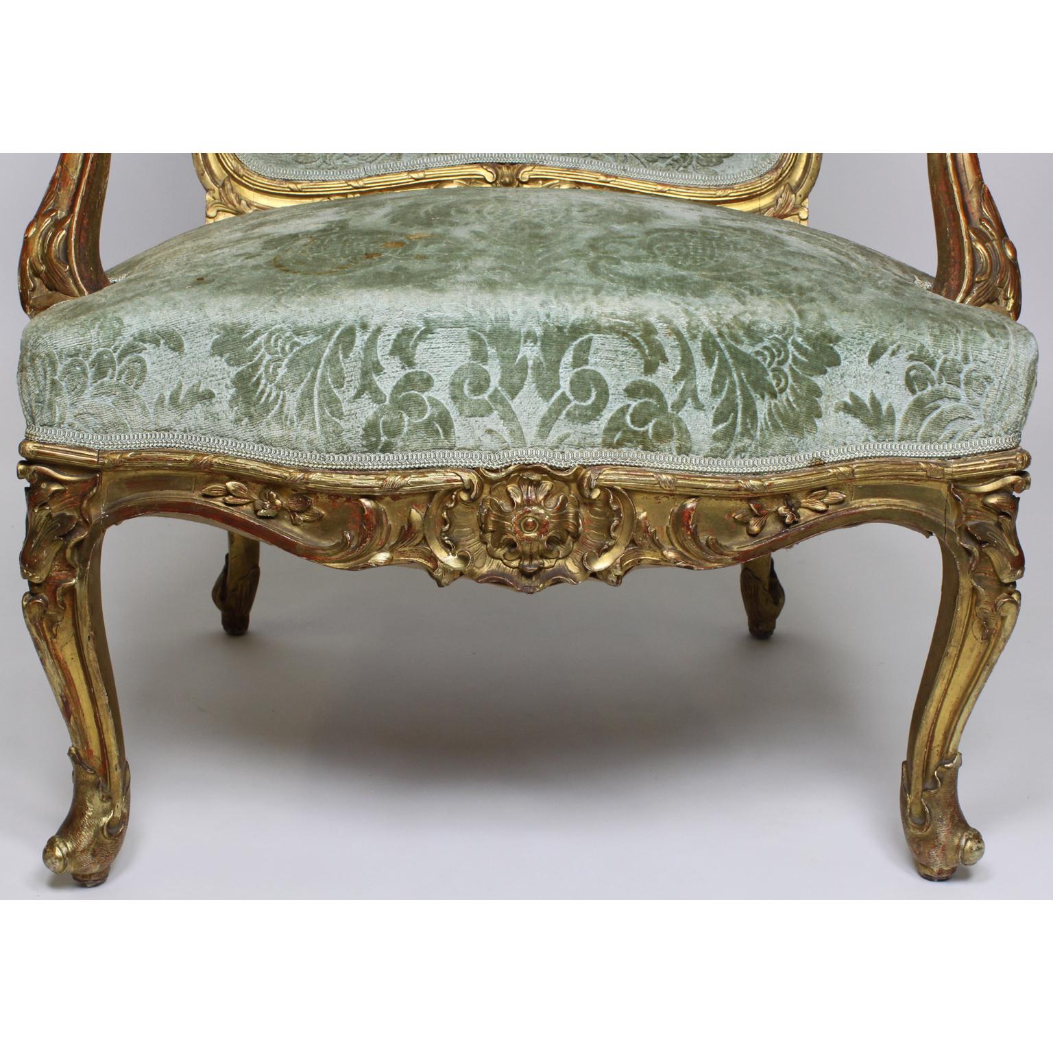 Ensemble de quatre fauteuils français de style Louis XV rococo du 19e siècle en bois sculpté et doré en vente 3