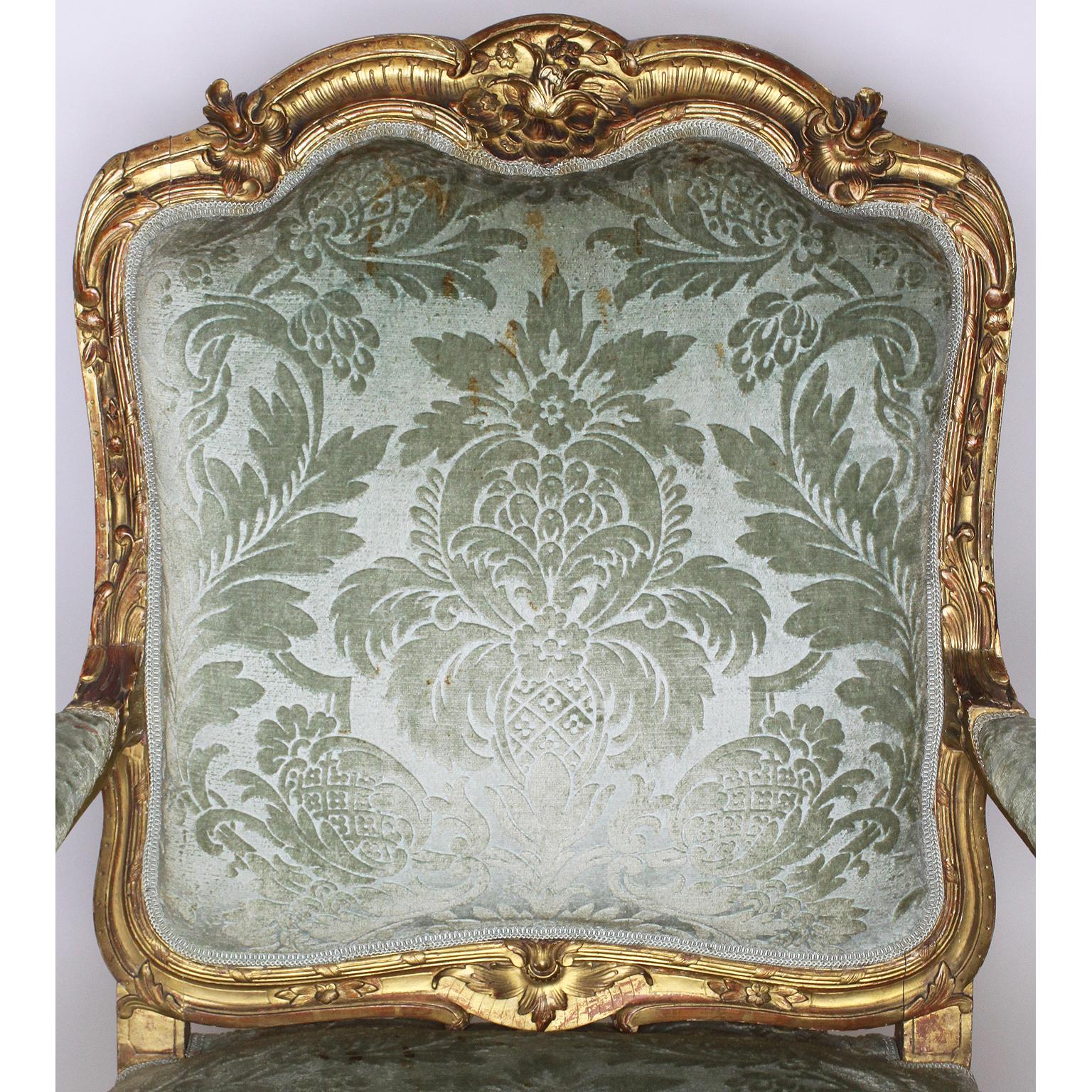 Ensemble de quatre fauteuils français de style Louis XV rococo du 19e siècle en bois sculpté et doré en vente 4