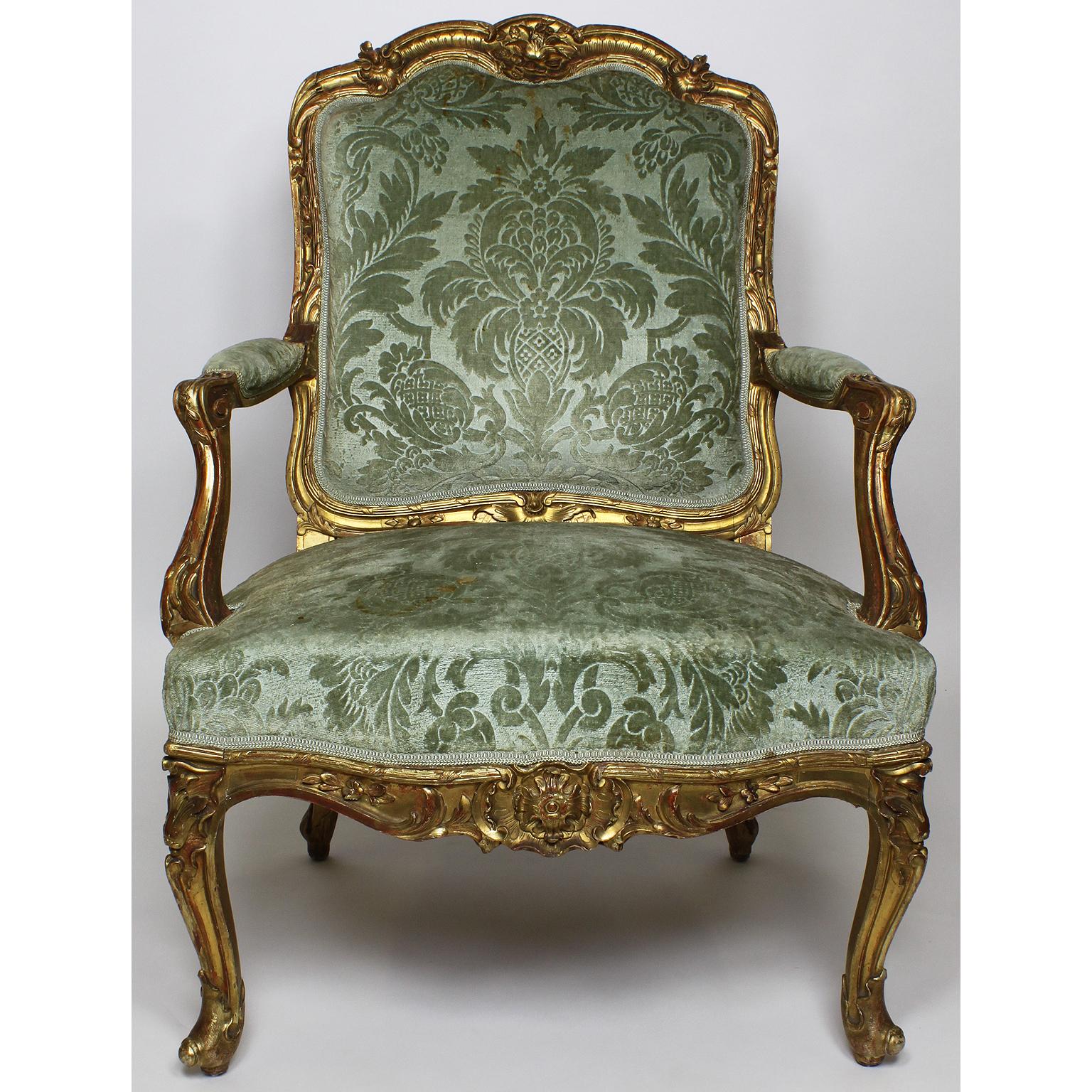 Français Ensemble de quatre fauteuils français de style Louis XV rococo du 19e siècle en bois sculpté et doré en vente