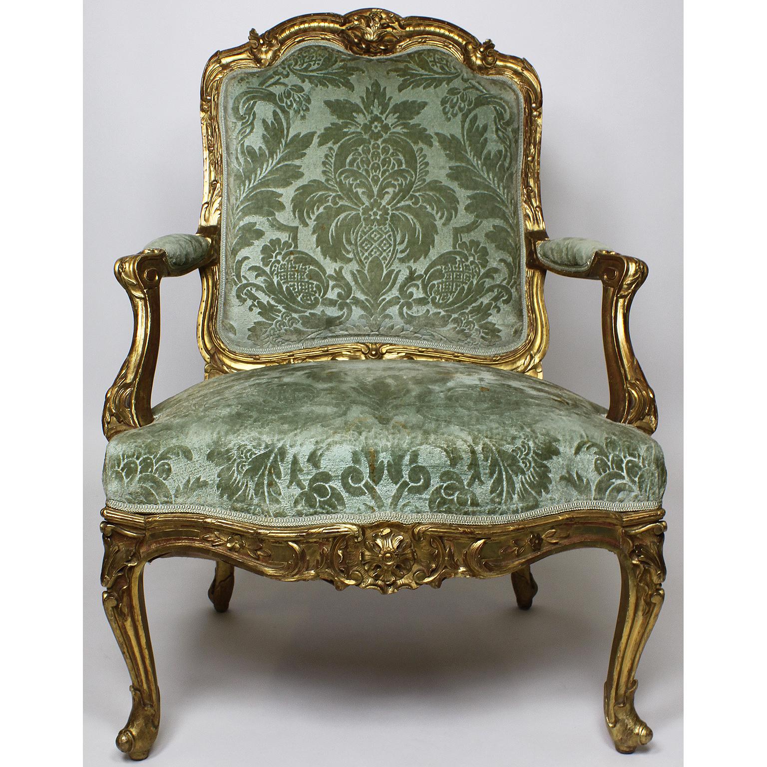 Sculpté Ensemble de quatre fauteuils français de style Louis XV rococo du 19e siècle en bois sculpté et doré en vente