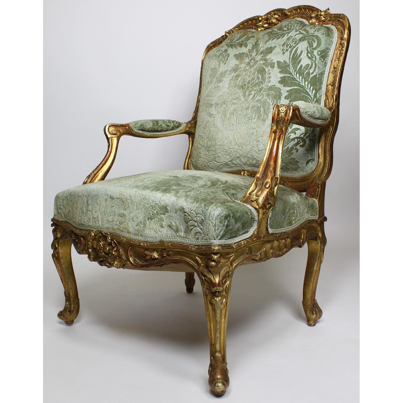 Tissu Ensemble de quatre fauteuils français de style Louis XV rococo du 19e siècle en bois sculpté et doré en vente