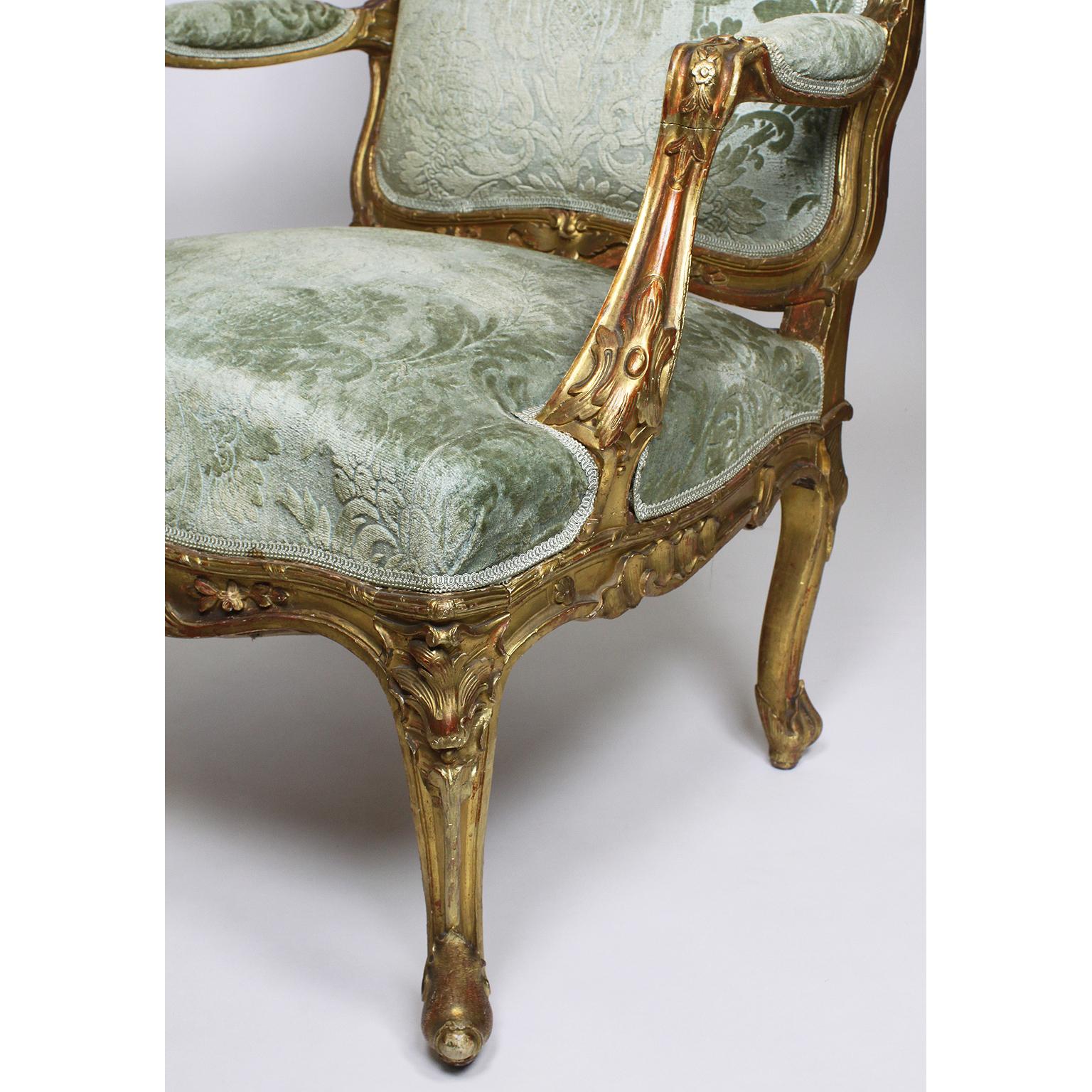 Ensemble de quatre fauteuils français de style Louis XV rococo du 19e siècle en bois sculpté et doré en vente 2