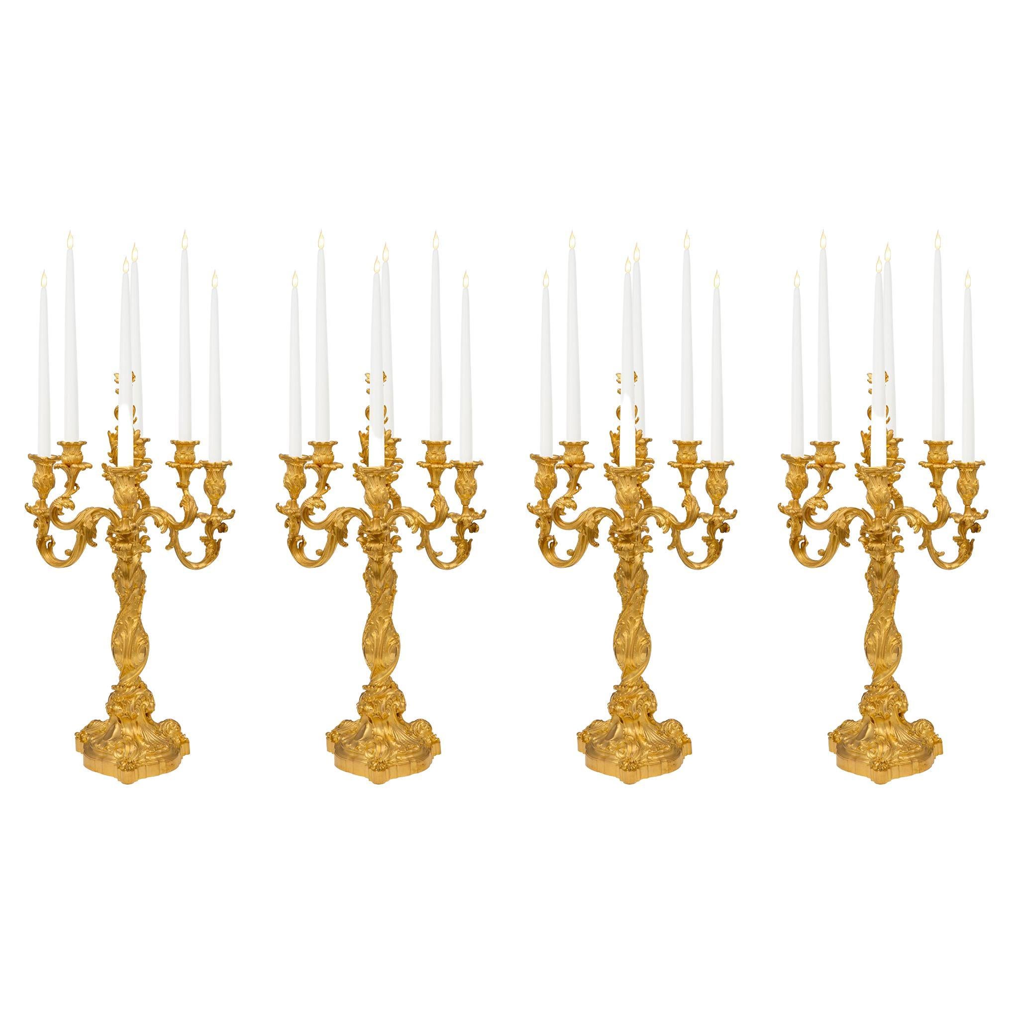 Ensemble de quatre candélabres en bronze doré de style Louis XV du XIXe siècle français