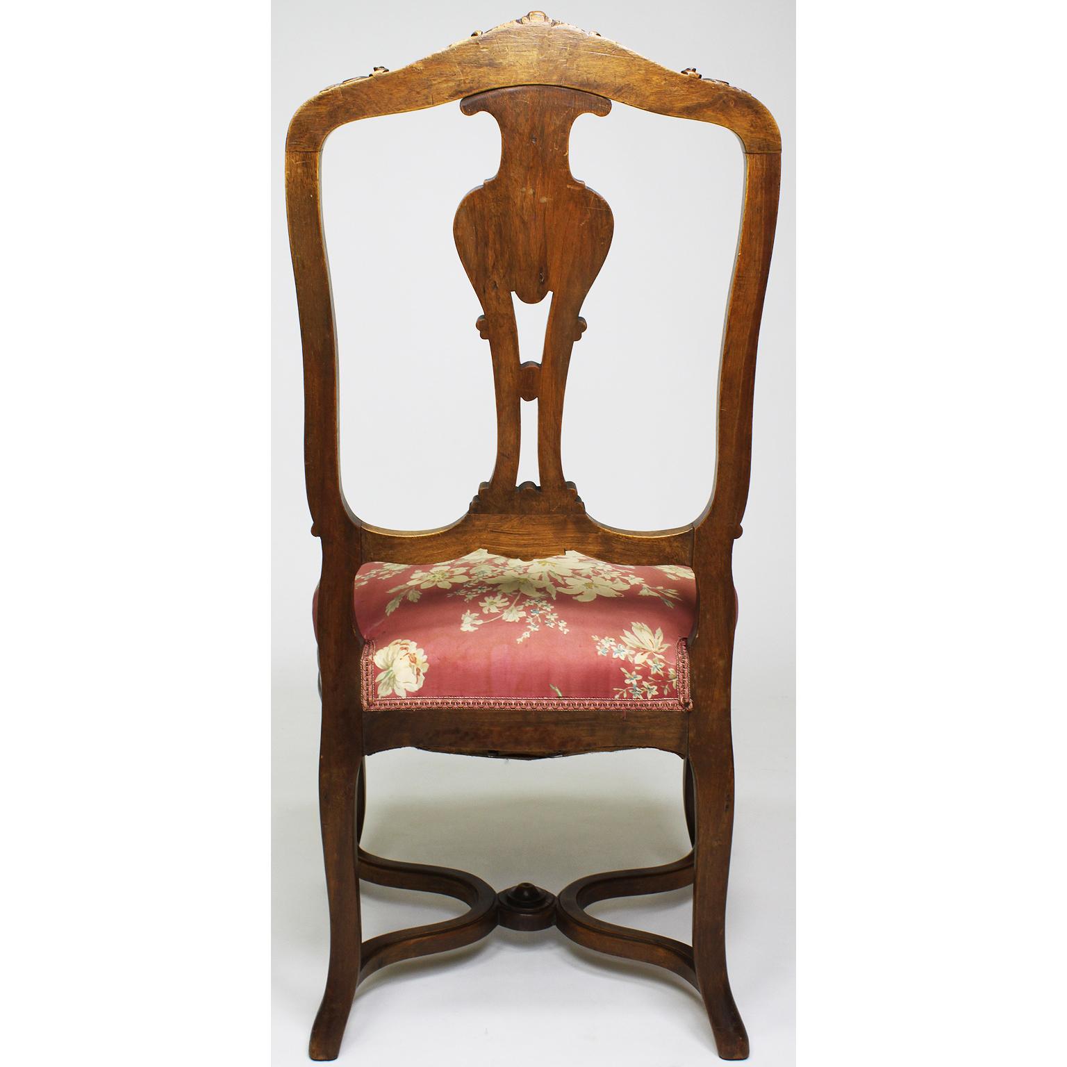 Satz von vier französischen geschnitzten Parlor-Beistellstühlen aus Nussbaumholz im Louis-XV-Stil des 19. Jahrhunderts im Angebot 3
