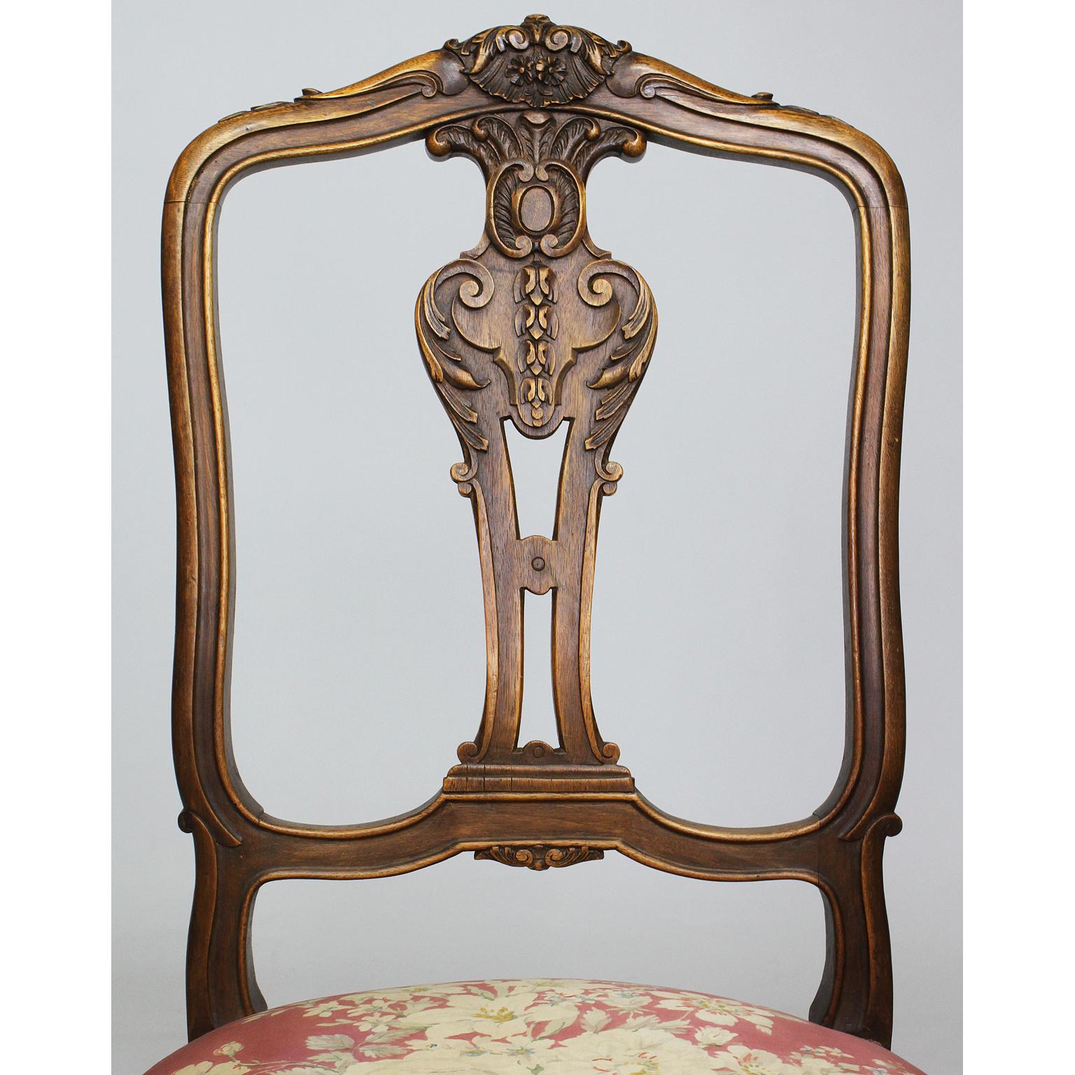 Satz von vier französischen geschnitzten Parlor-Beistellstühlen aus Nussbaumholz im Louis-XV-Stil des 19. Jahrhunderts (Seide) im Angebot