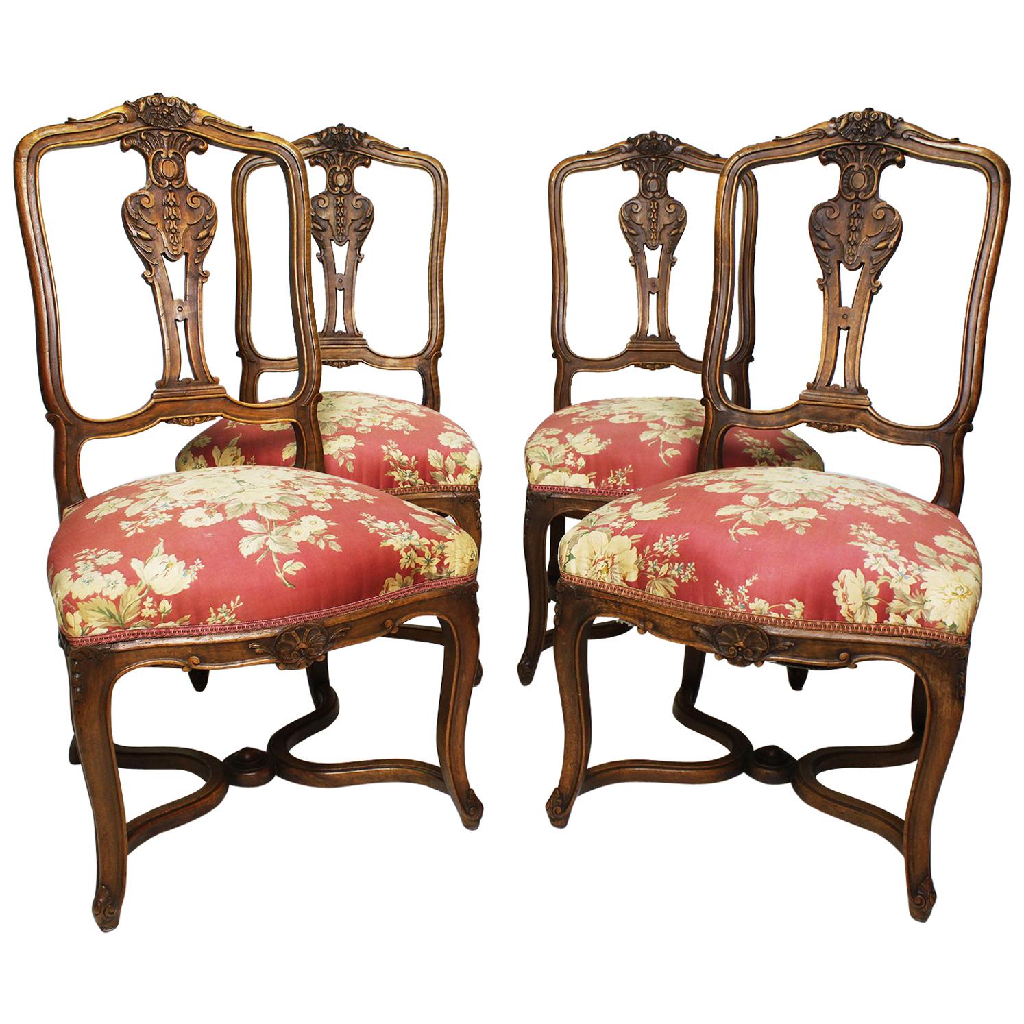 Satz von vier französischen geschnitzten Parlor-Beistellstühlen aus Nussbaumholz im Louis-XV-Stil des 19. Jahrhunderts