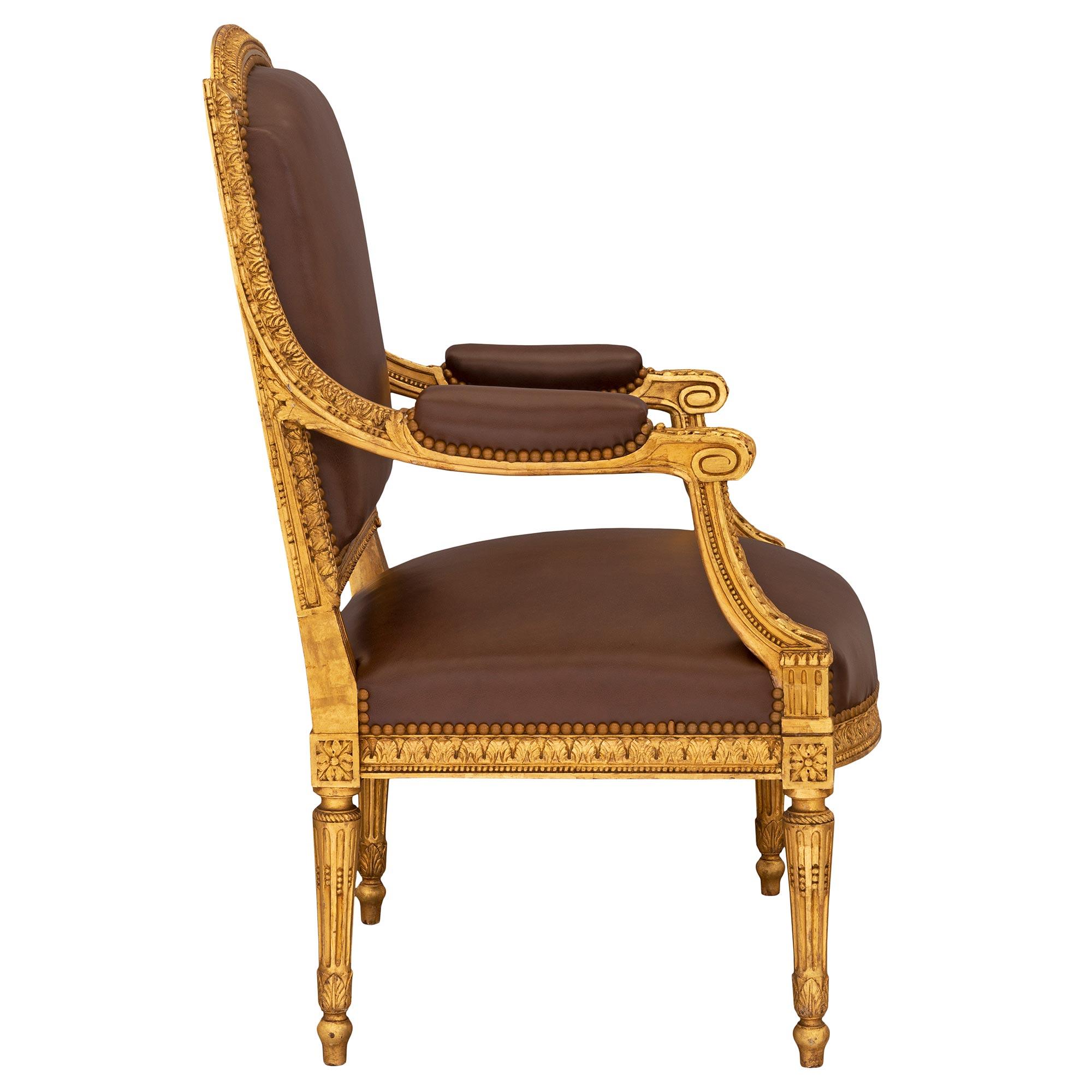 Français Ensemble de quatre fauteuils français du 19ème siècle de style Louis XVI en bois doré en vente