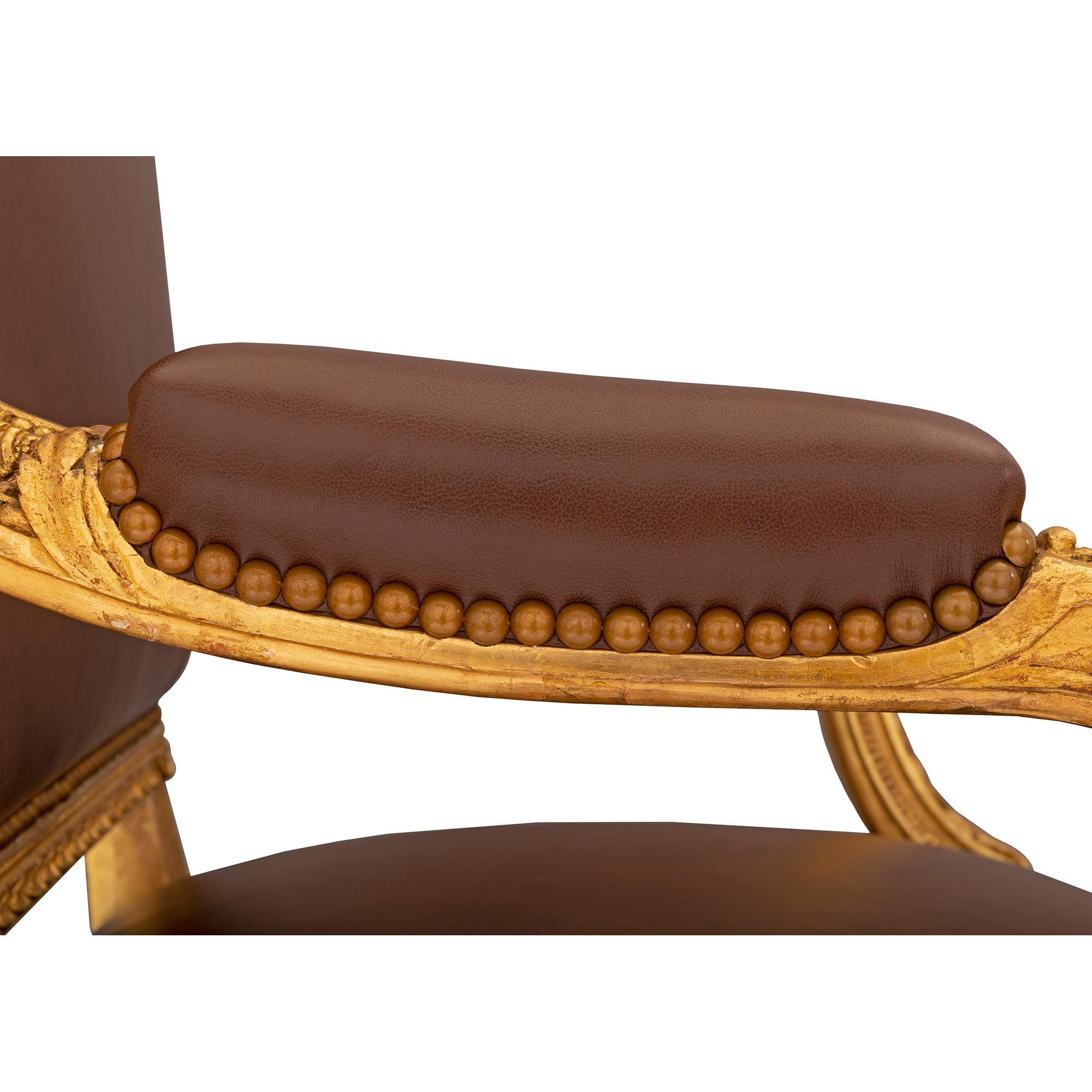 Cuir Ensemble de quatre fauteuils français du 19ème siècle de style Louis XVI en bois doré en vente