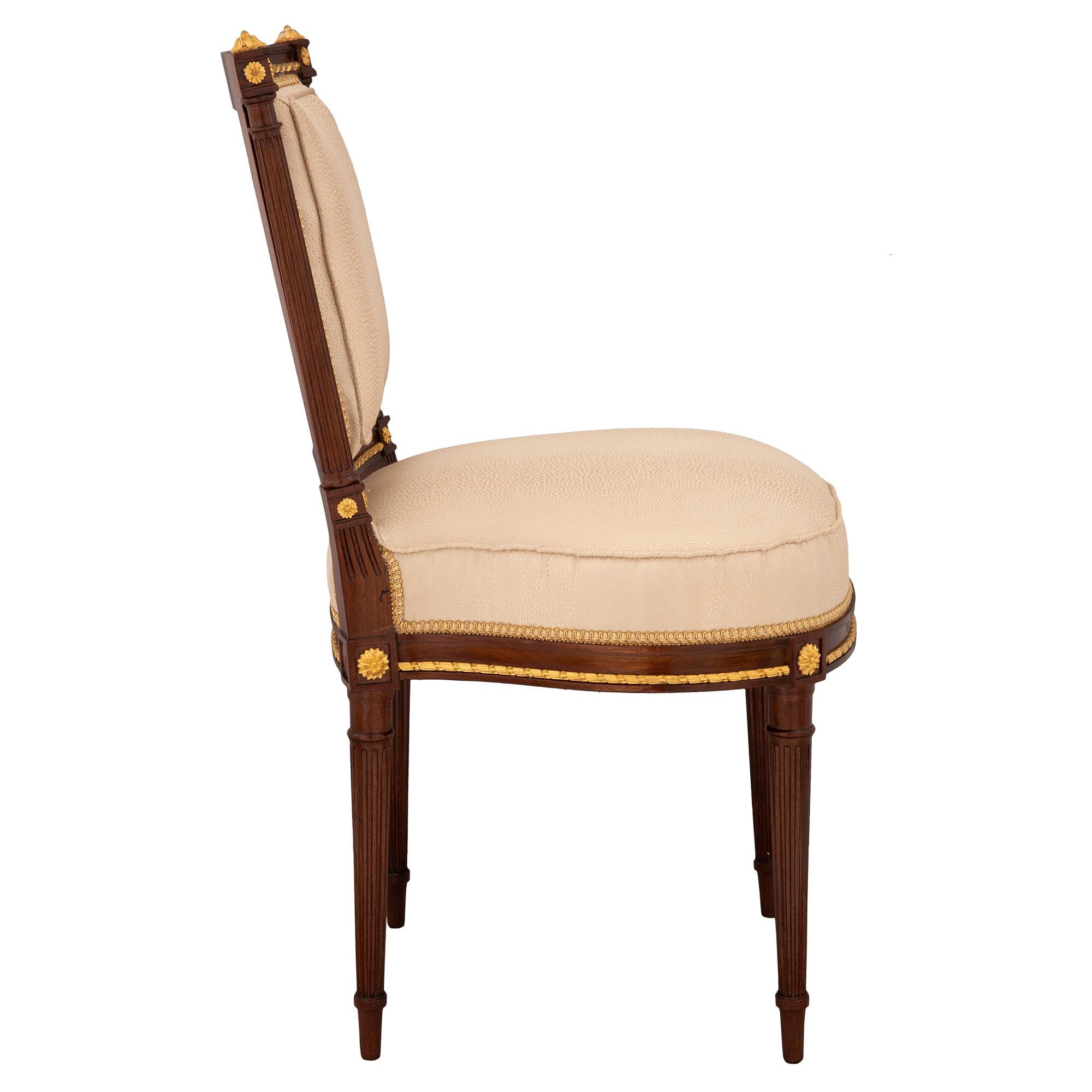 Ensemble de quatre chaises d'appoint françaises du 19ème siècle de style Louis XVI en acajou et bois doré Bon état - En vente à West Palm Beach, FL