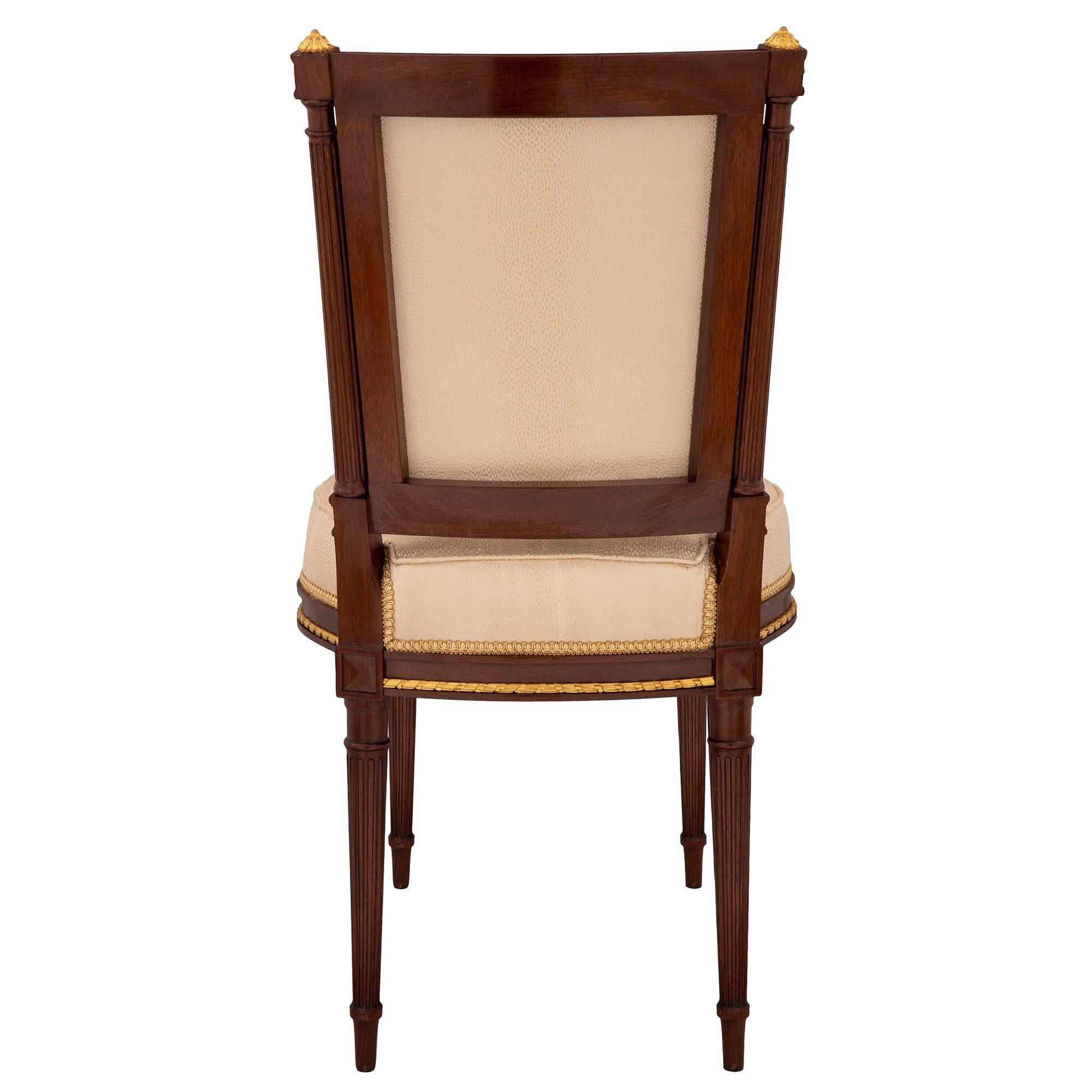XIXe siècle Ensemble de quatre chaises d'appoint françaises du 19ème siècle de style Louis XVI en acajou et bois doré en vente