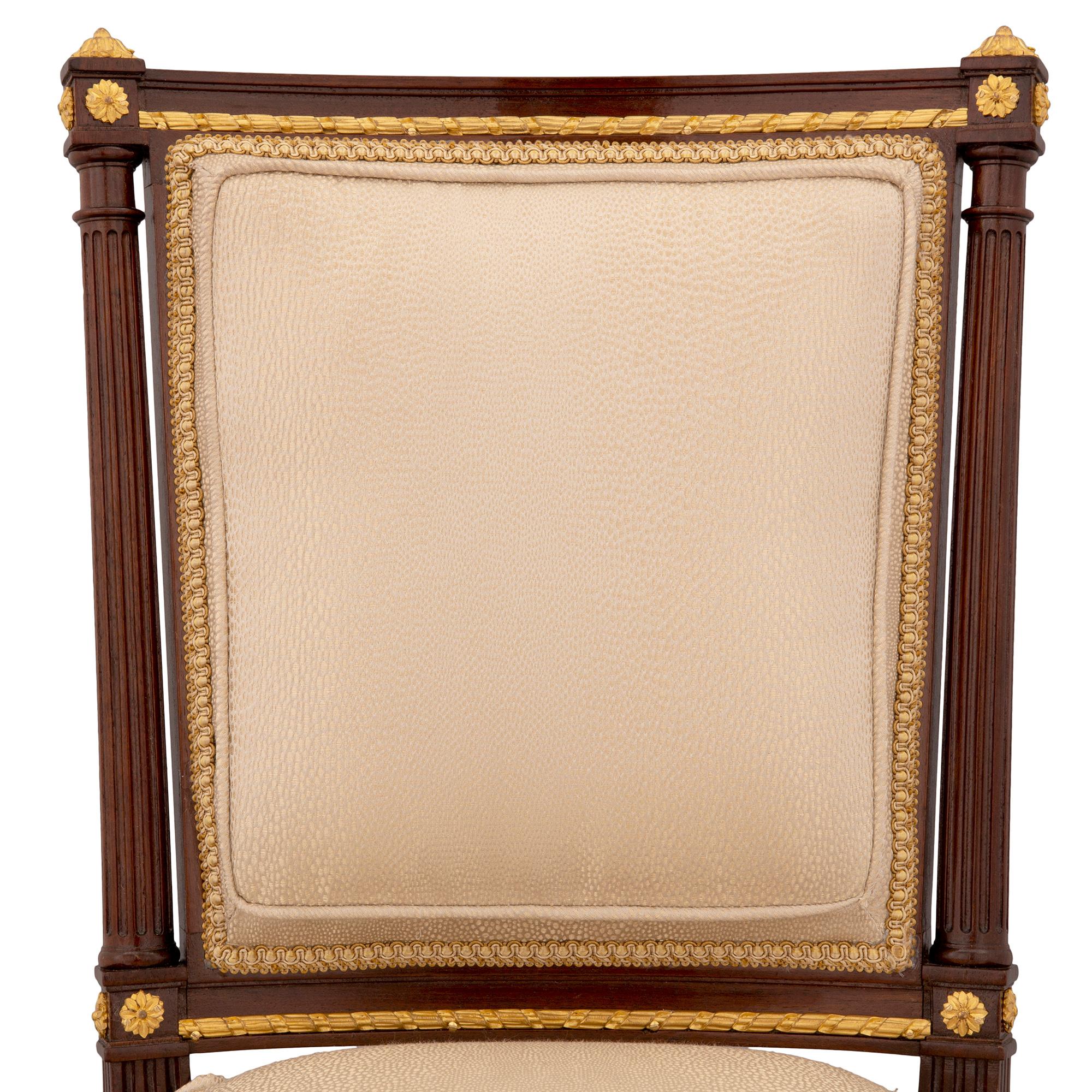 Acajou Ensemble de quatre chaises d'appoint françaises du 19ème siècle de style Louis XVI en acajou et bois doré en vente