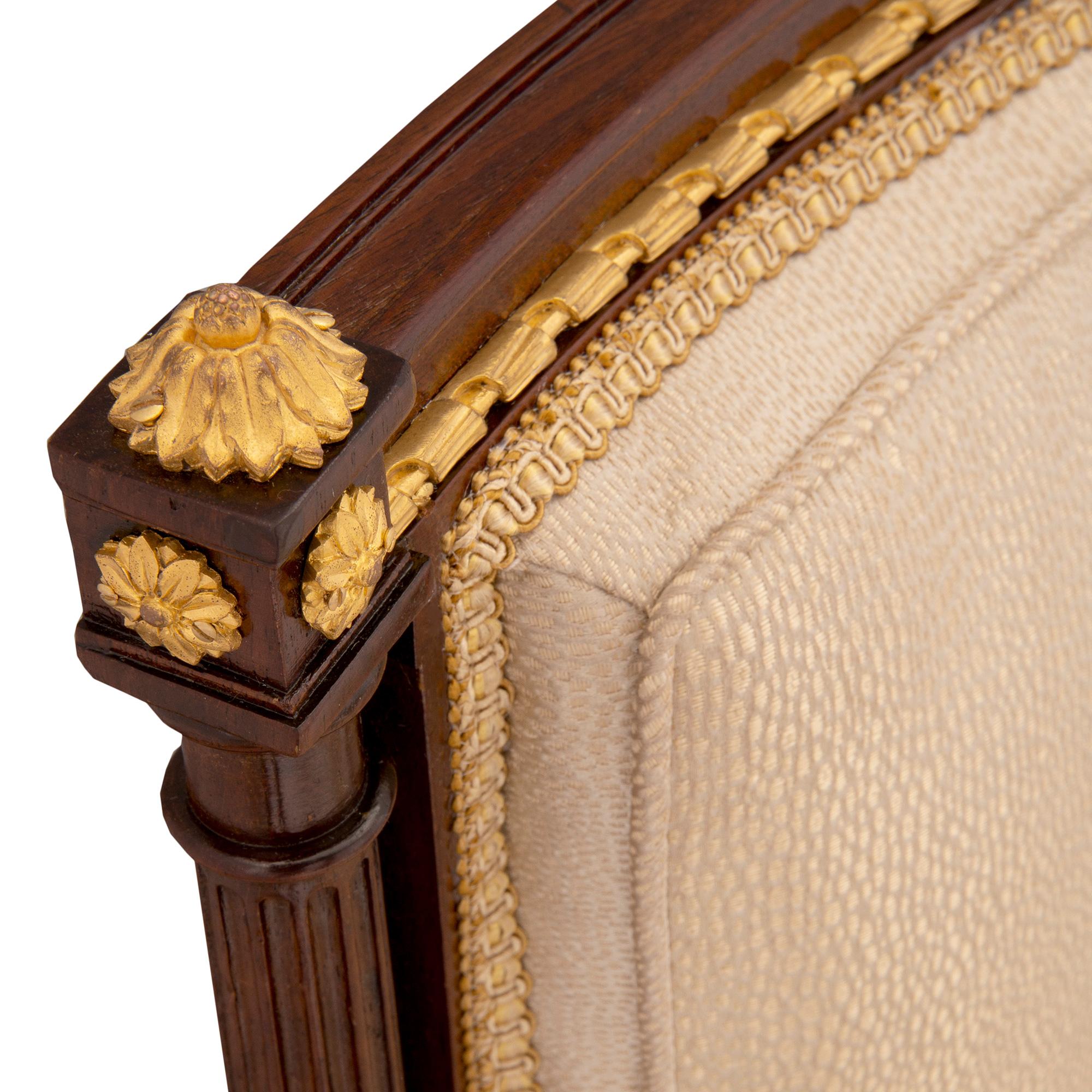 Ensemble de quatre chaises d'appoint françaises du 19ème siècle de style Louis XVI en acajou et bois doré en vente 1