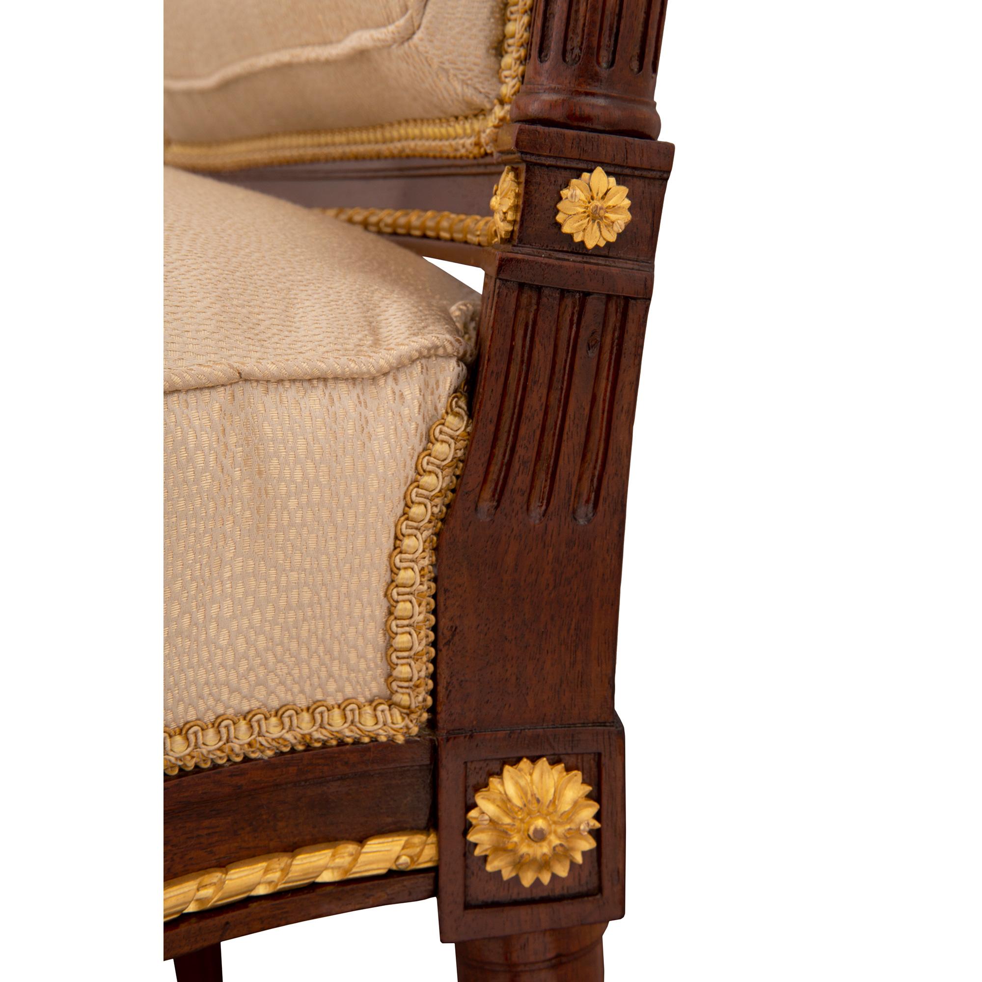 Ensemble de quatre chaises d'appoint françaises du 19ème siècle de style Louis XVI en acajou et bois doré en vente 2