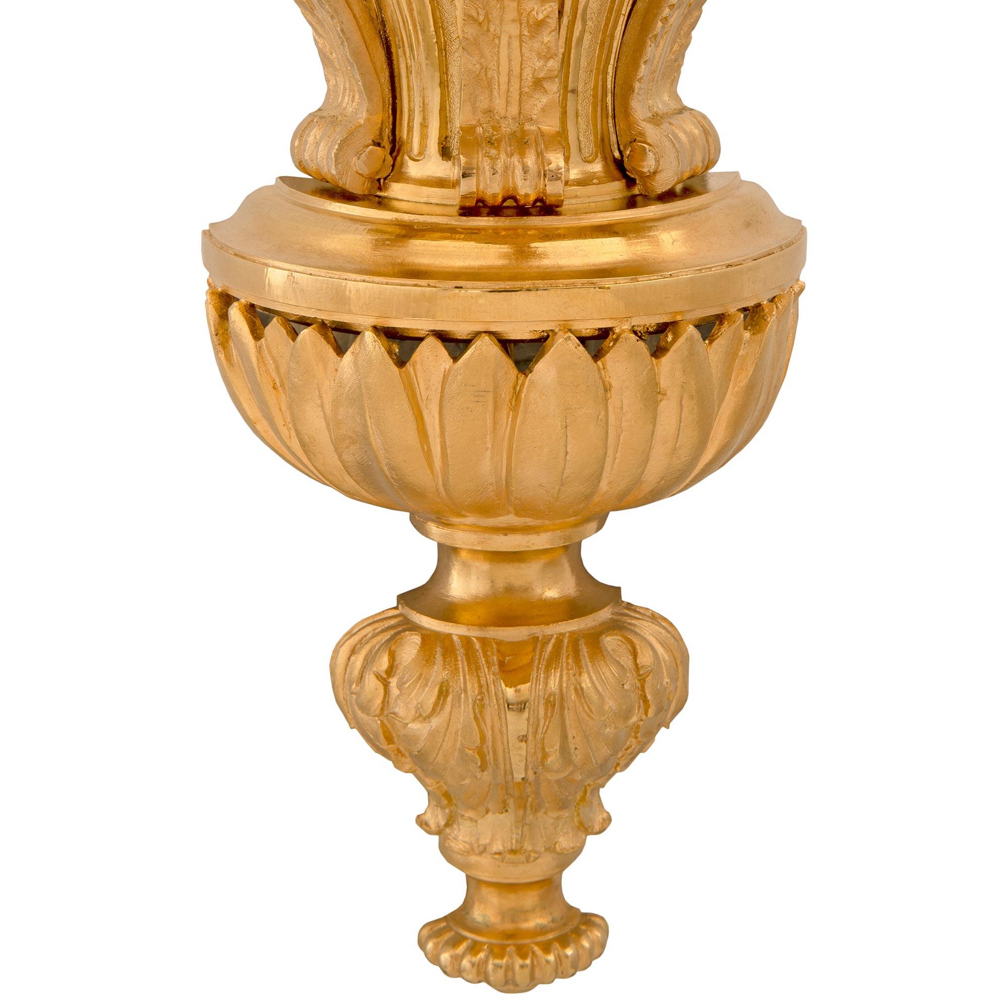 Set di quattro sconsigliere francesi del XIX secolo di stile Luigi XVI in ormù in vendita 2