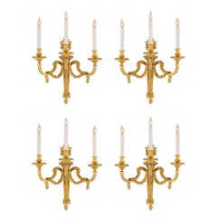Satz von vier französischen Ormolu-Wandleuchtern im Louis-XVI-Stil des 19. Jahrhunderts mit drei Lichtern