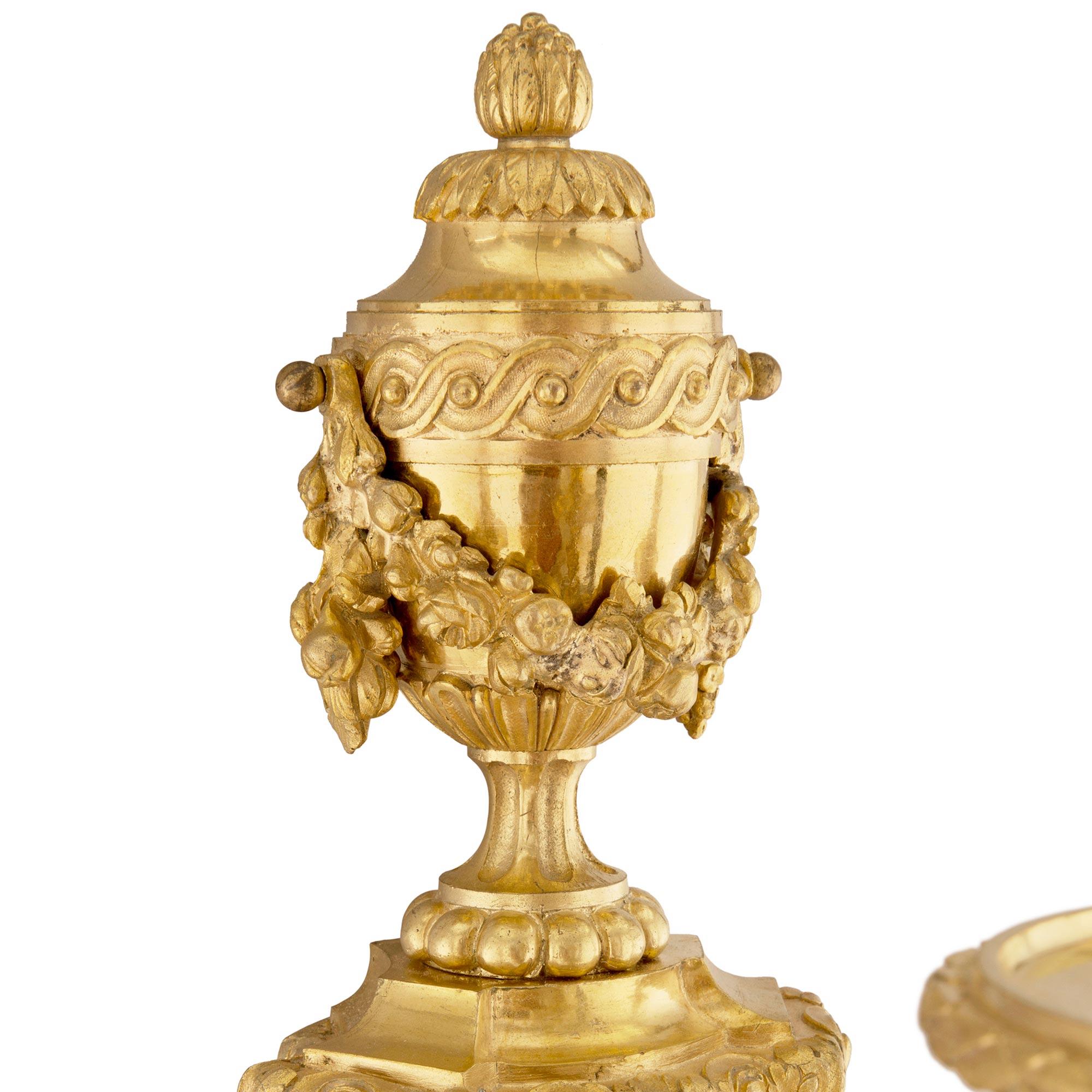 Similoro Set di quattro lampade a tre luci in stile Luigi XVI francese del XIX secolo in vendita