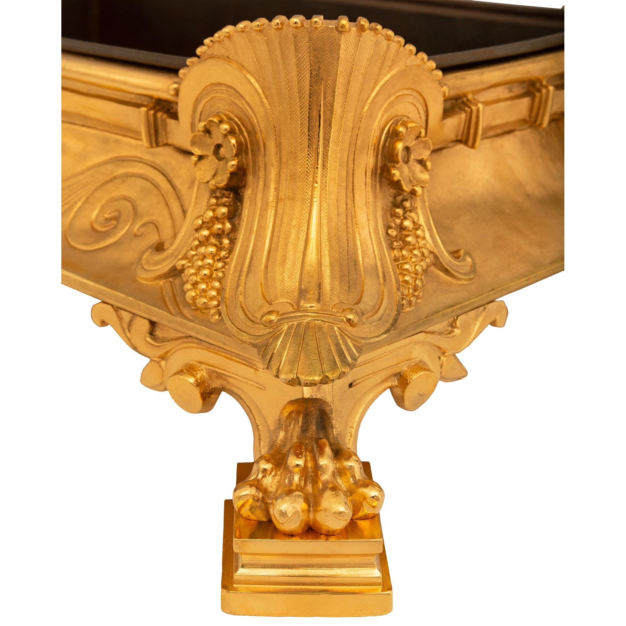 Bronze doré Ensemble de quatre centres de table/plantes en bronze doré de la Renaissance française du XIXe siècle en vente