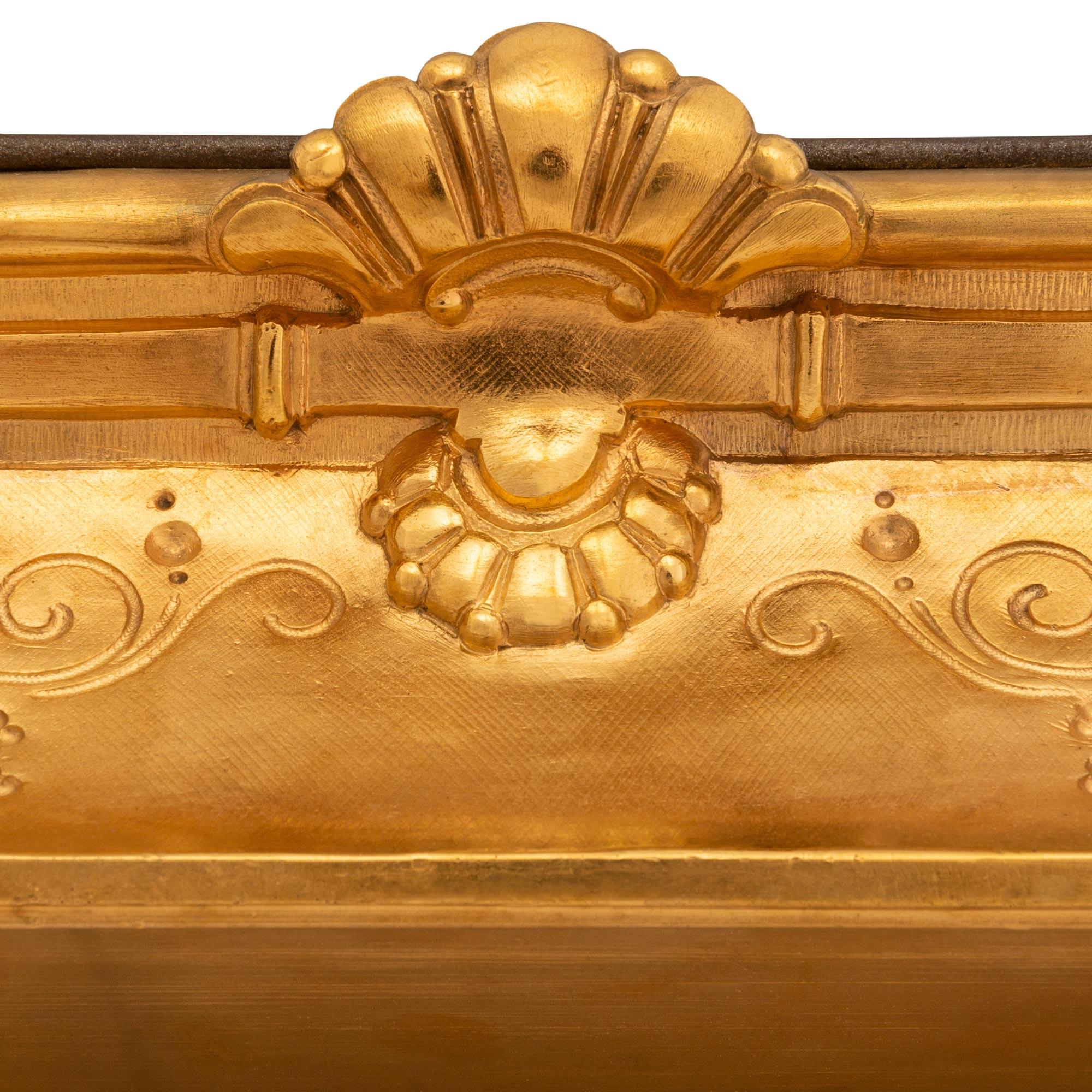 Ensemble de quatre centres de table/plantes en bronze doré de la Renaissance française du XIXe siècle en vente 2