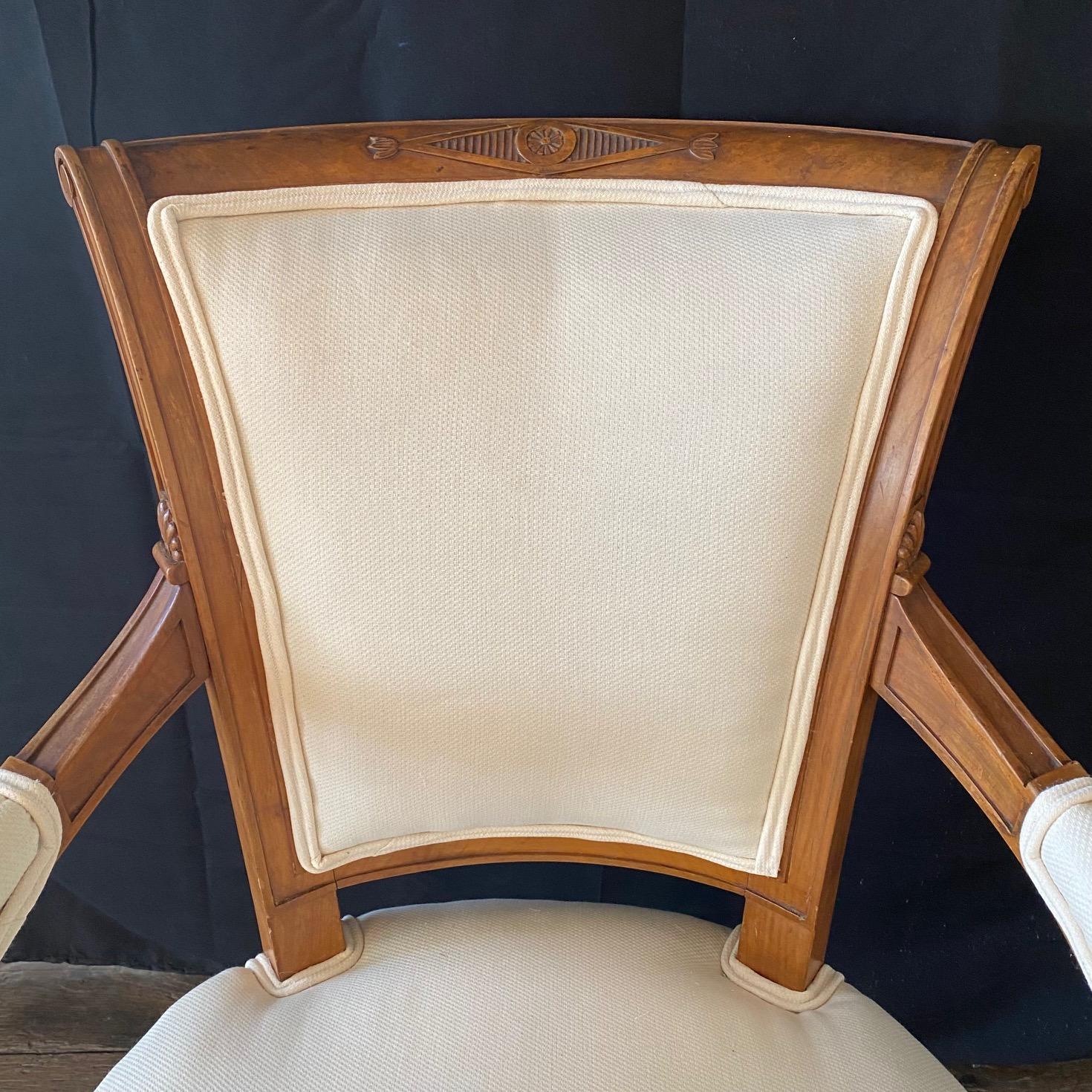 Ensemble de quatre chaises de salle à manger de style Directoire, néoclassique français, finement sculptées Bon état - En vente à Hopewell, NJ