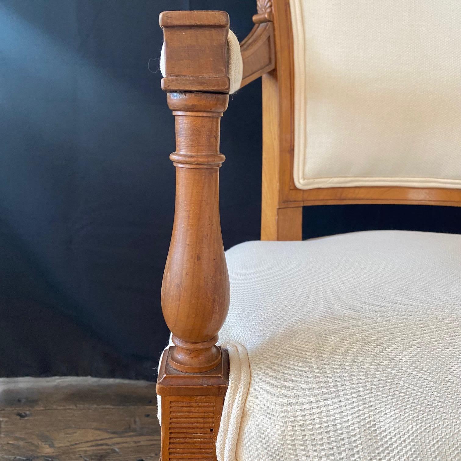 Tissu d'ameublement Ensemble de quatre chaises de salle à manger de style Directoire, néoclassique français, finement sculptées en vente