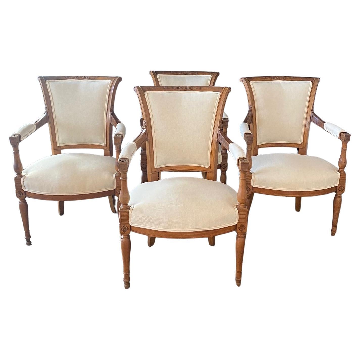 Ensemble de quatre chaises de salle à manger de style Directoire, néoclassique français, finement sculptées en vente