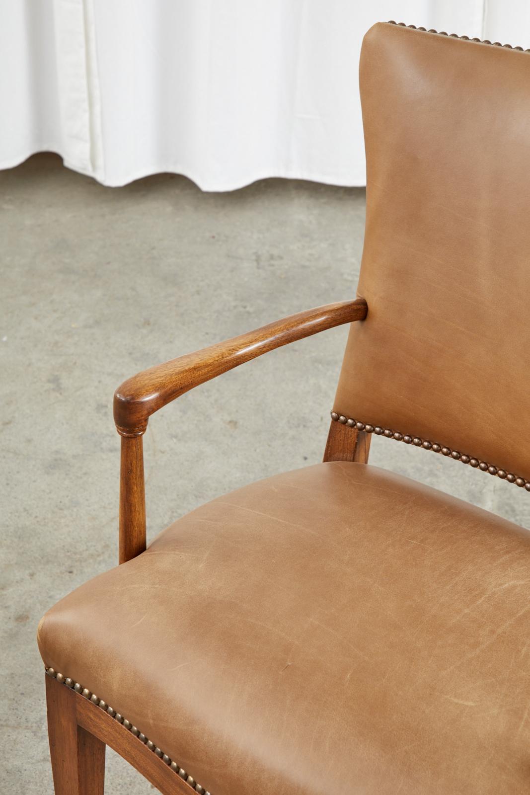 Juego de cuatro sillones art déco franceses según Jules Leleu Latón en venta