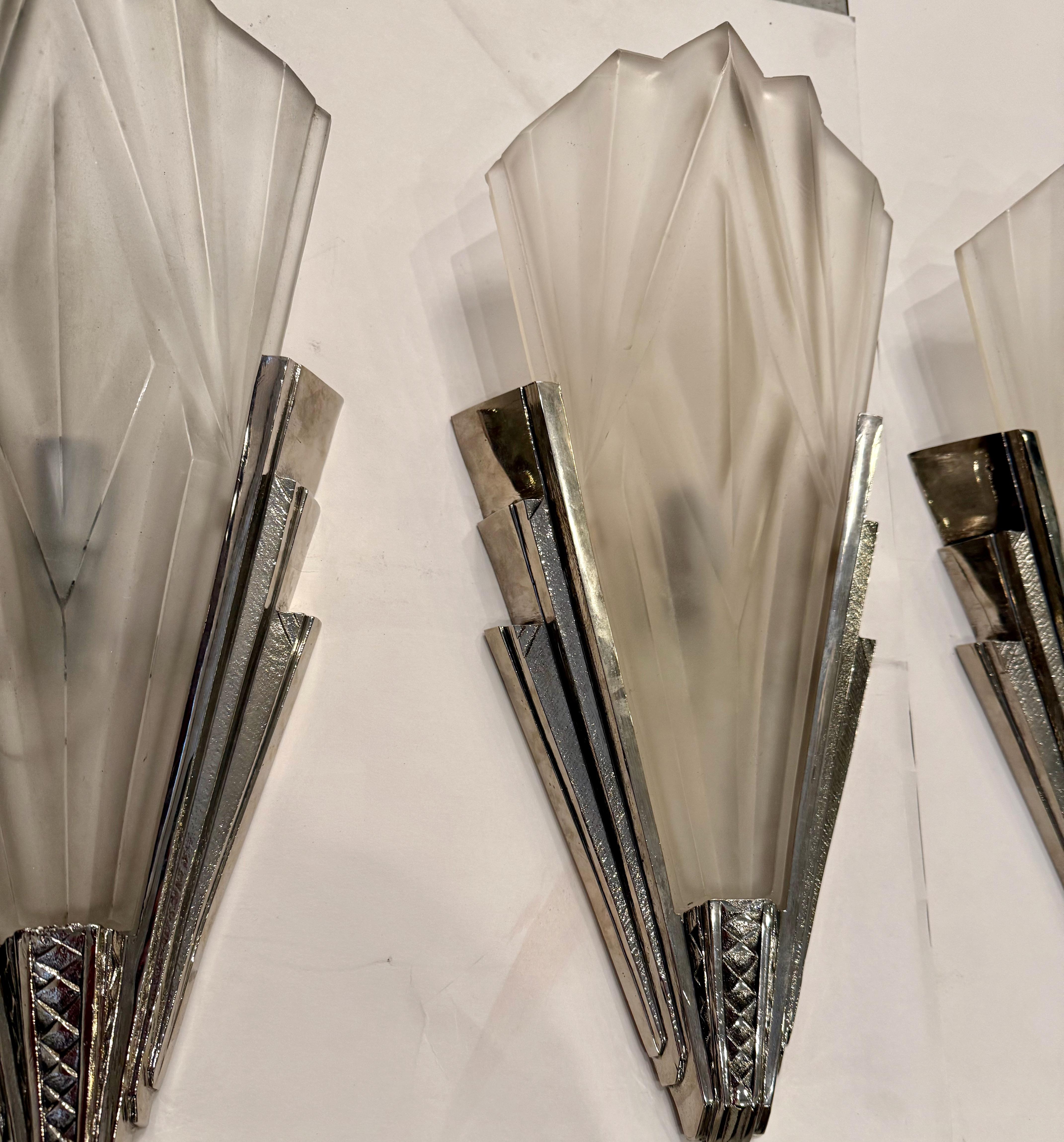 Verre Ensemble de quatre appliques murales Art déco françaises signées par Degue en vente