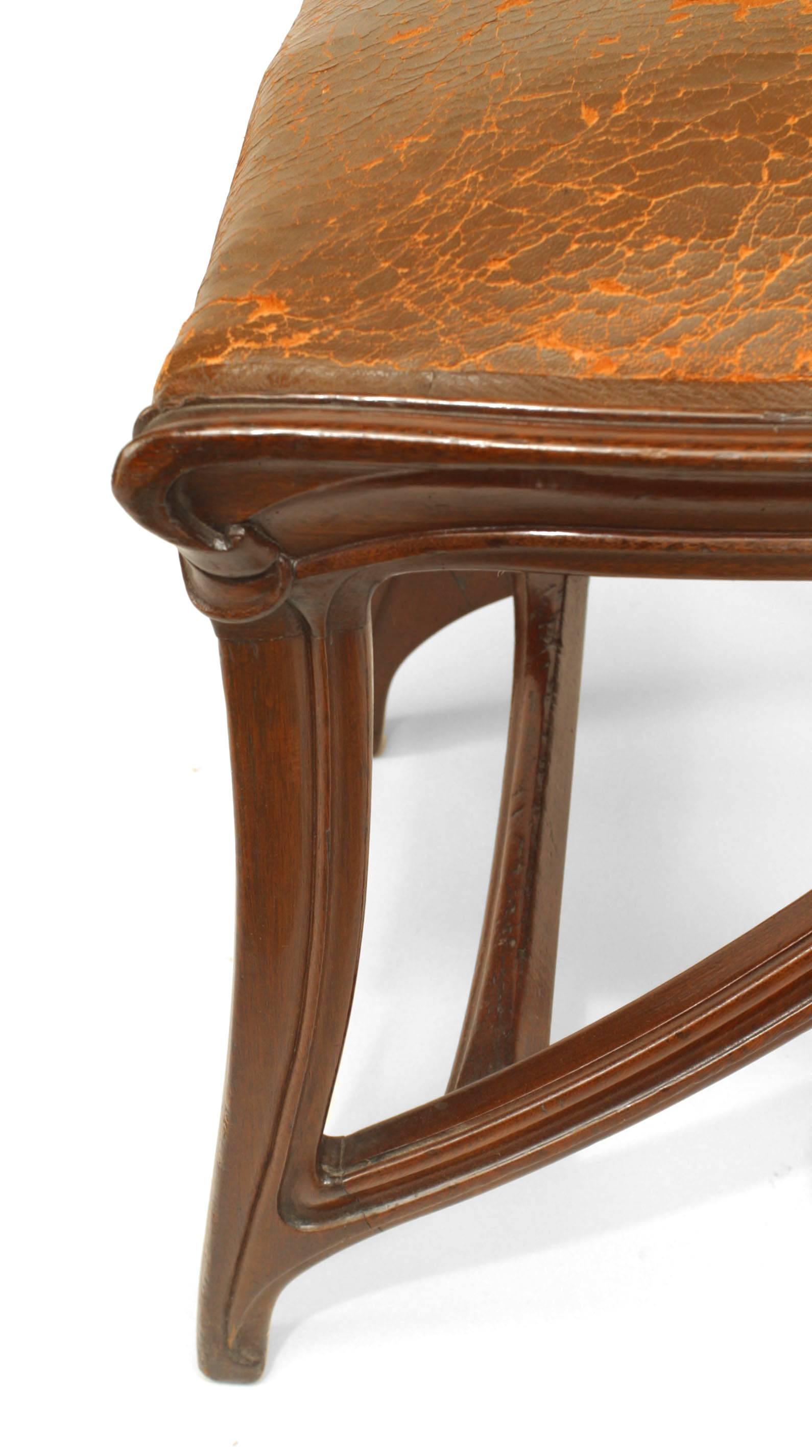 Paire de chaises d'appoint en cuir de style Art nouveau français en vente 1