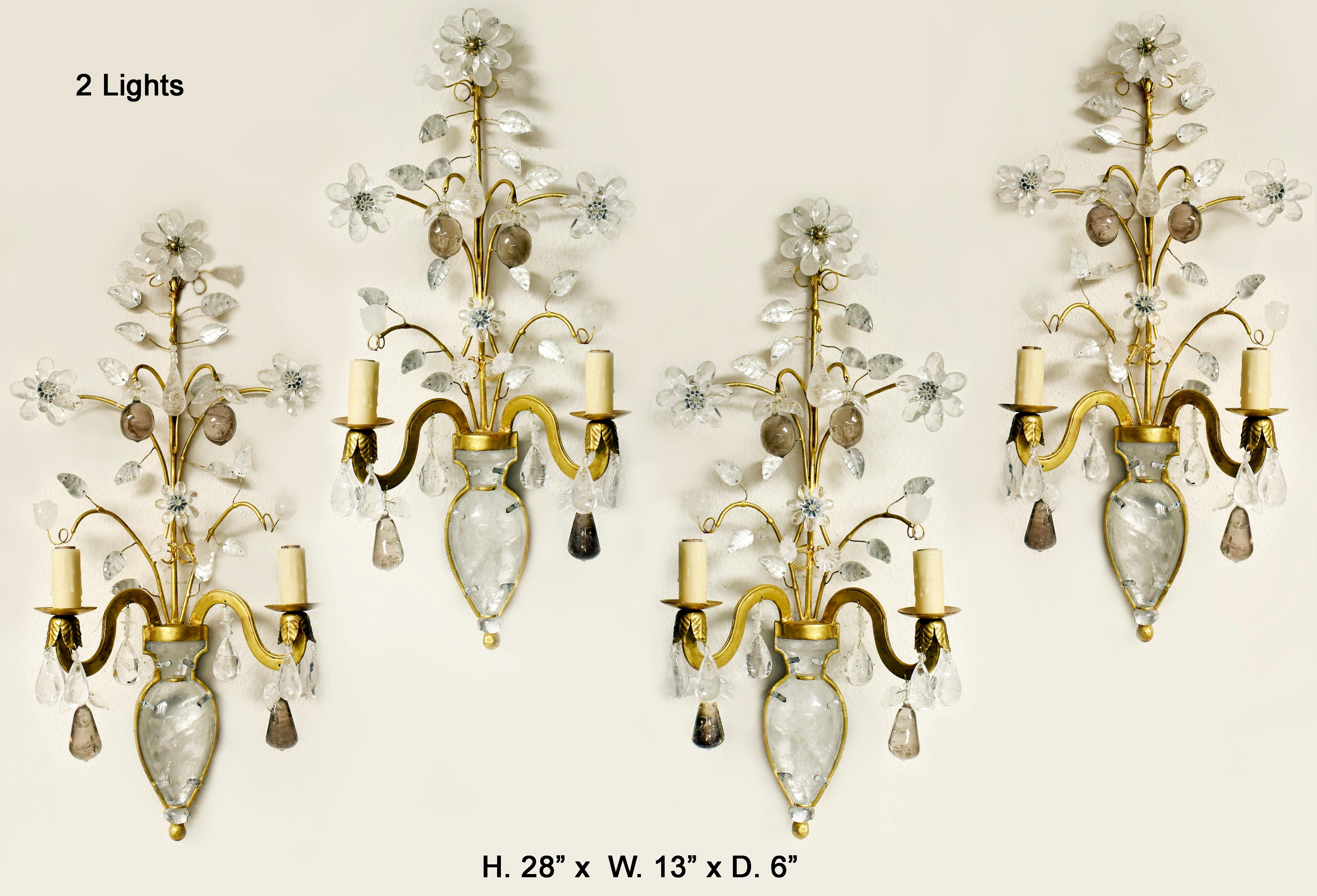 Exquisiter Satz von vier Bergkristall-Wandleuchtern im französischen Bagues-Stil mit 22-karätiger Blattvergoldung.
21. Jahrhundert. (X)
Jede Leuchte ist mit einem glatten Bergkristall halbe Vase in eine vergoldete Rückplatte zentriert, die