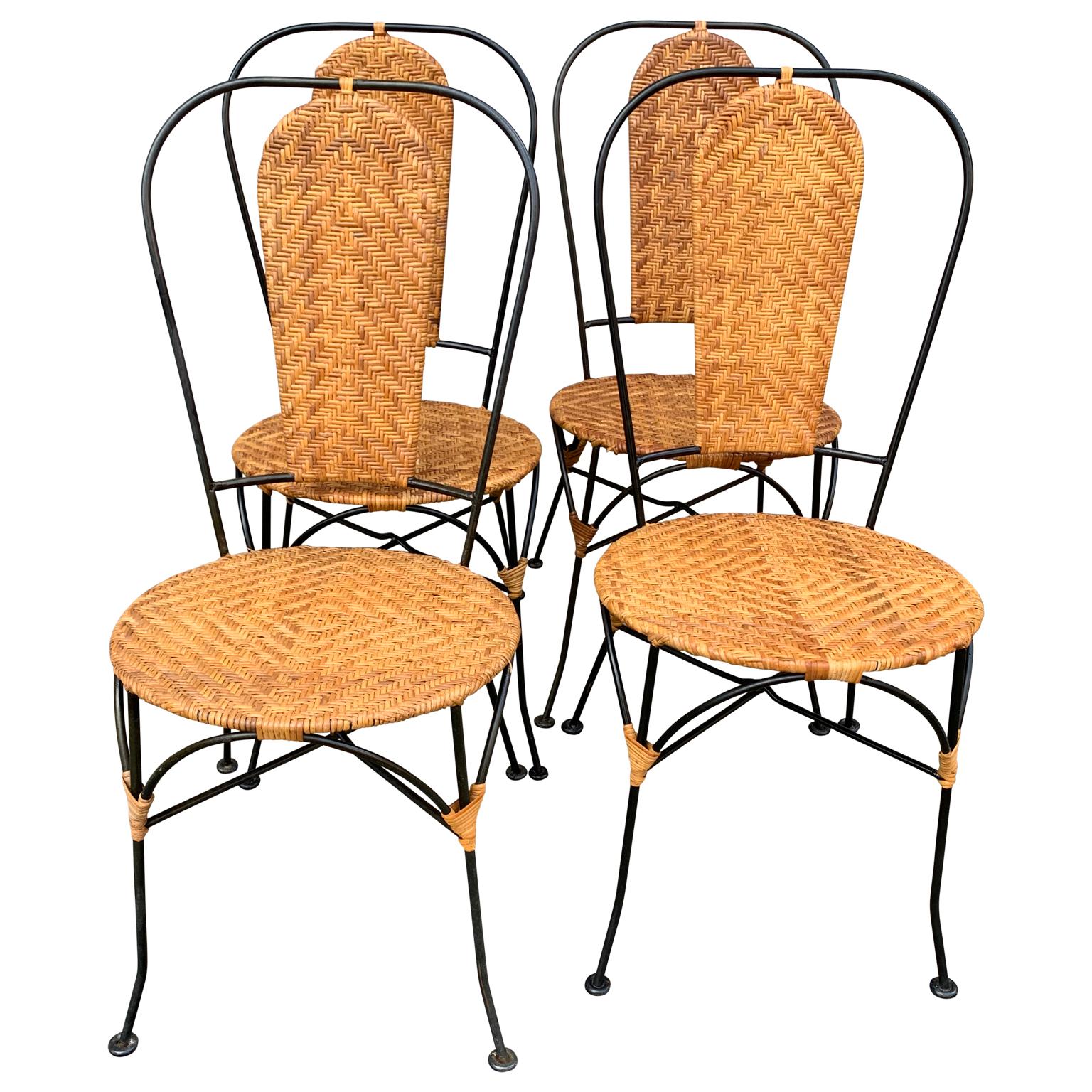 Satz von vier französischen Stühlen aus schwarz lackiertem Metall und Korbgeflecht.

 