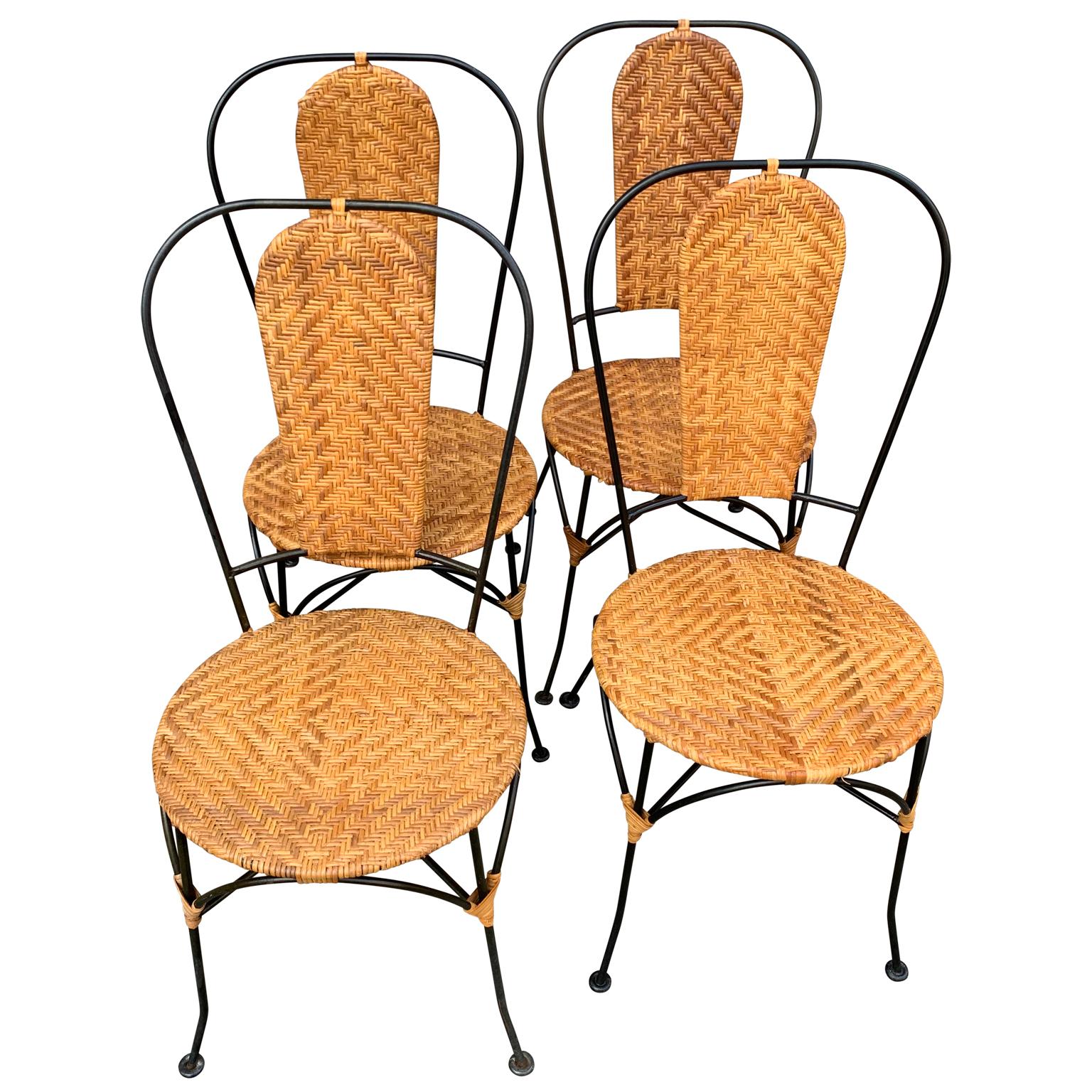 Set aus vier französischen Cafe-Stühlen aus schwarz lackiertem Metall und Geflecht (Moderne der Mitte des Jahrhunderts) im Angebot