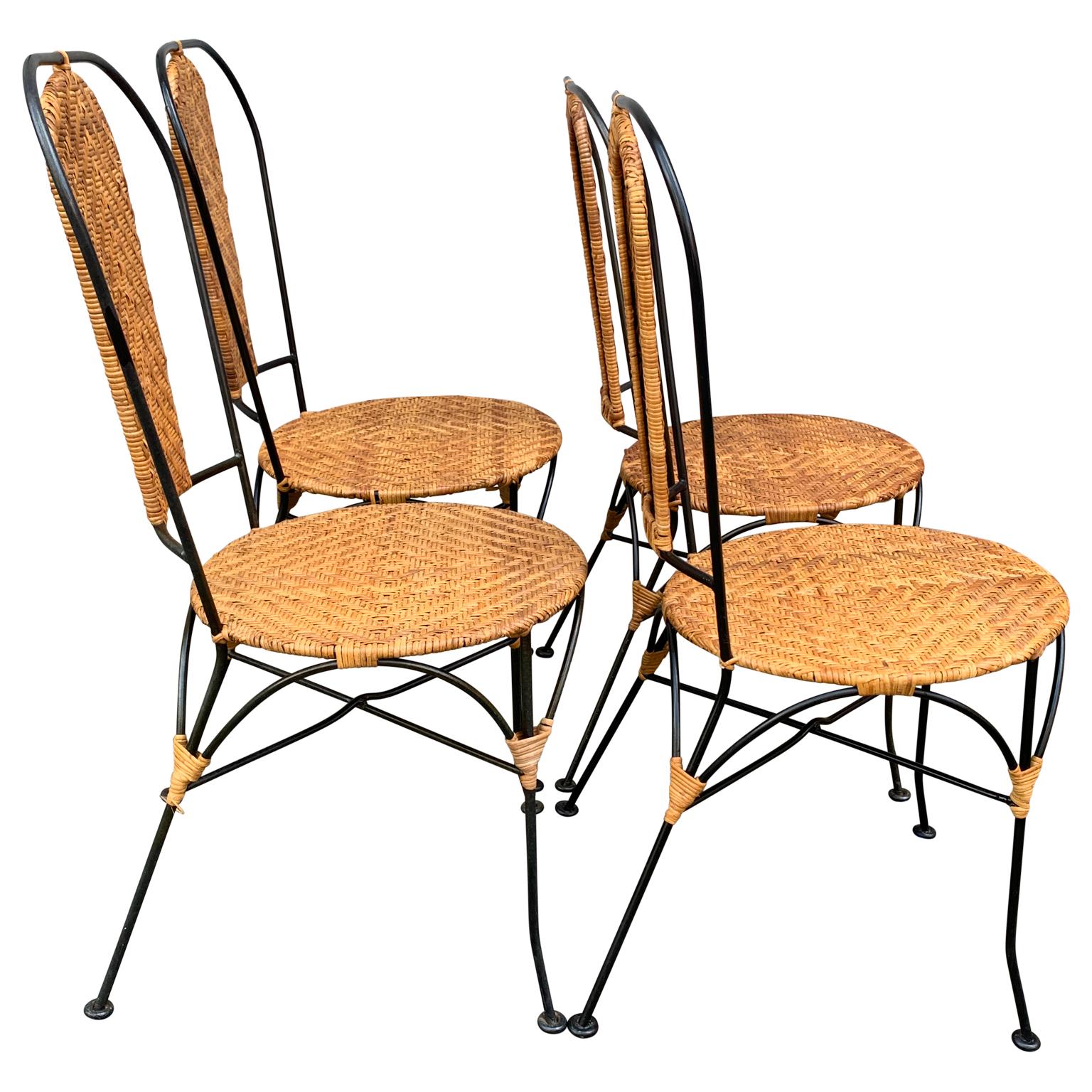 Set aus vier französischen Cafe-Stühlen aus schwarz lackiertem Metall und Geflecht (Französisch) im Angebot