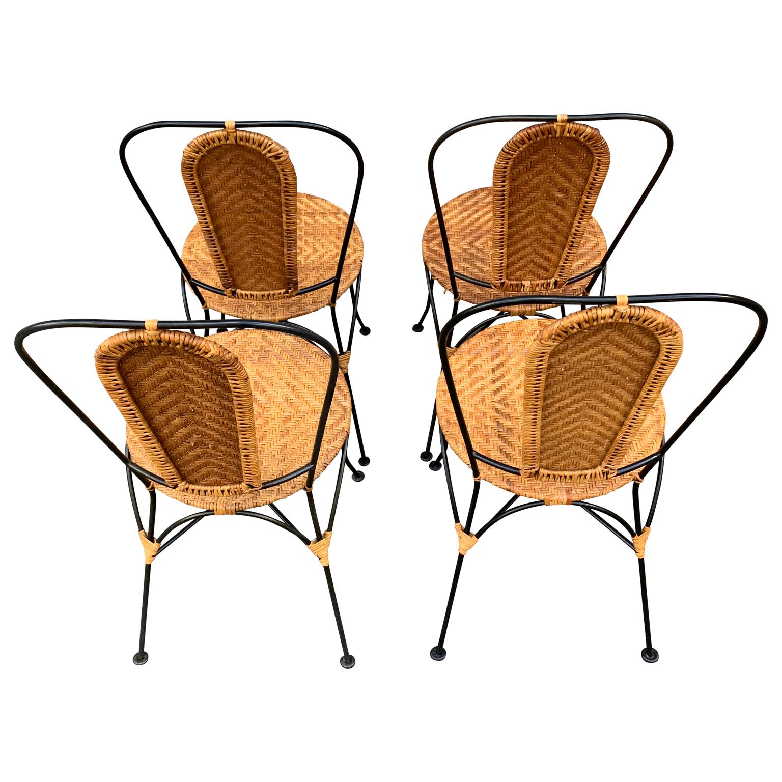 Set aus vier französischen Cafe-Stühlen aus schwarz lackiertem Metall und Geflecht (20. Jahrhundert) im Angebot
