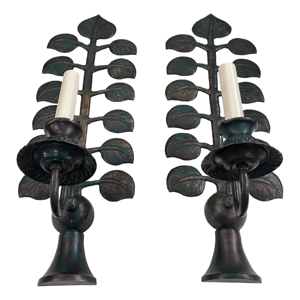 Paire d'appliques en bronze patiné français des années 1950 avec motif de feuilles. Vendu par paire.

Mesures :
Hauteur : 21.5